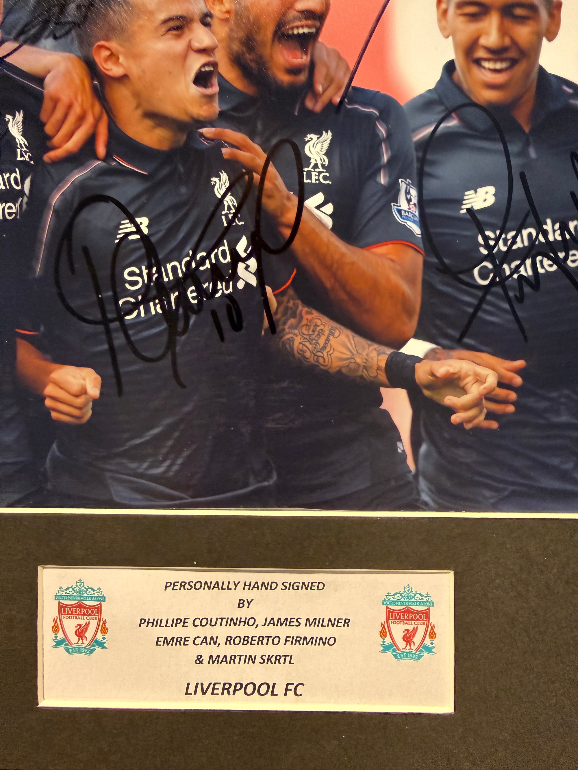 ROBERTO FIRMINO, PHILLIPE COUTINHO, JAMES MILNER, EMRE CAN & MARTIN SKRTL - "MULTISIGNERT" BILDE MED EKTEHETSBEVIS/COA