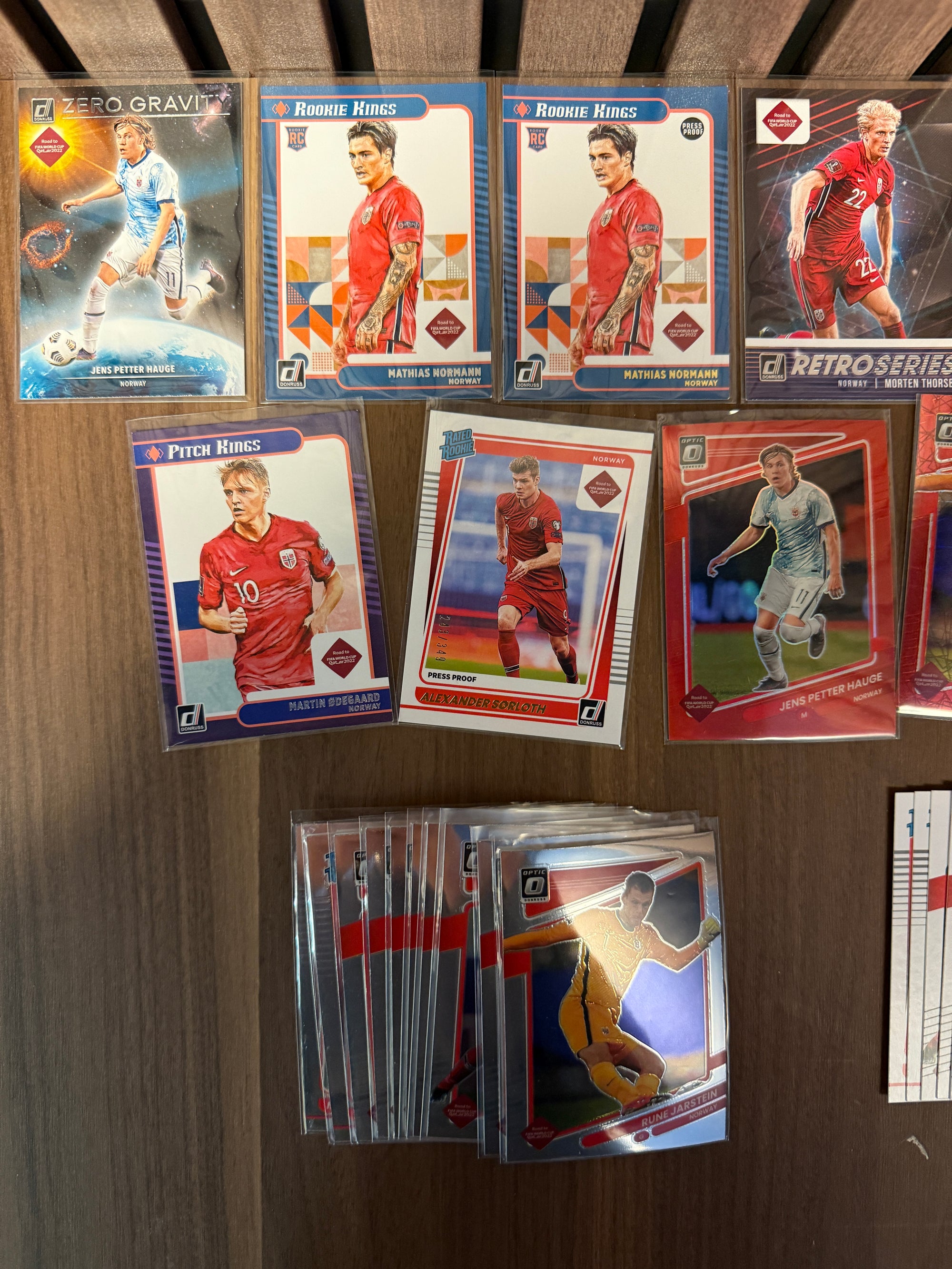 NORGE - "SUPER-LOT" - DONRUSS ROAD TO QATAR - LAGSETT, PARALLELLER, INSERTS & NUMMERERT