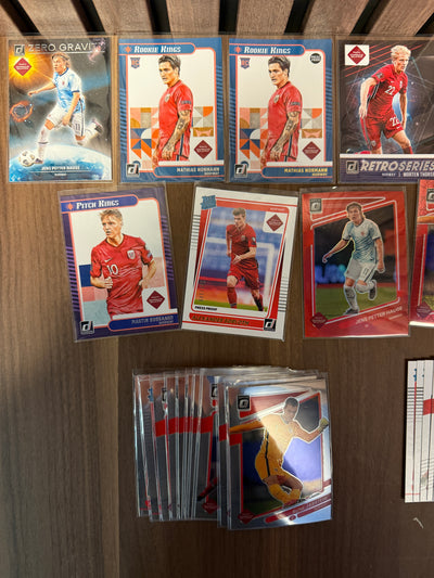 NORGE - "SUPER-LOT" - DONRUSS ROAD TO QATAR - LAGSETT, PARALLELLER, INSERTS & NUMMERERT