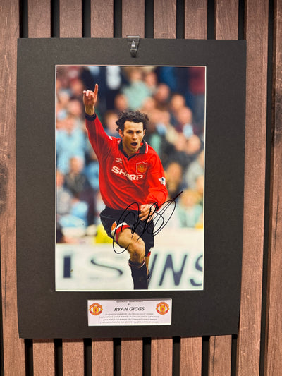 RYAN GIGGS - SIGNERT BILDE MED EKTEHETSBEVIS/COA
