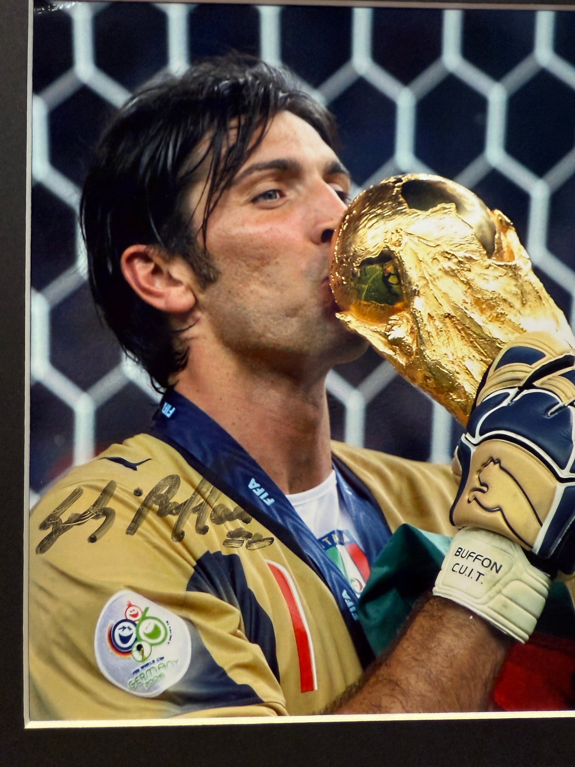 ITALY - GIANLUIGI BUFFON - SIGNERT BILDE MED EKTEHETSBEVIS/COA