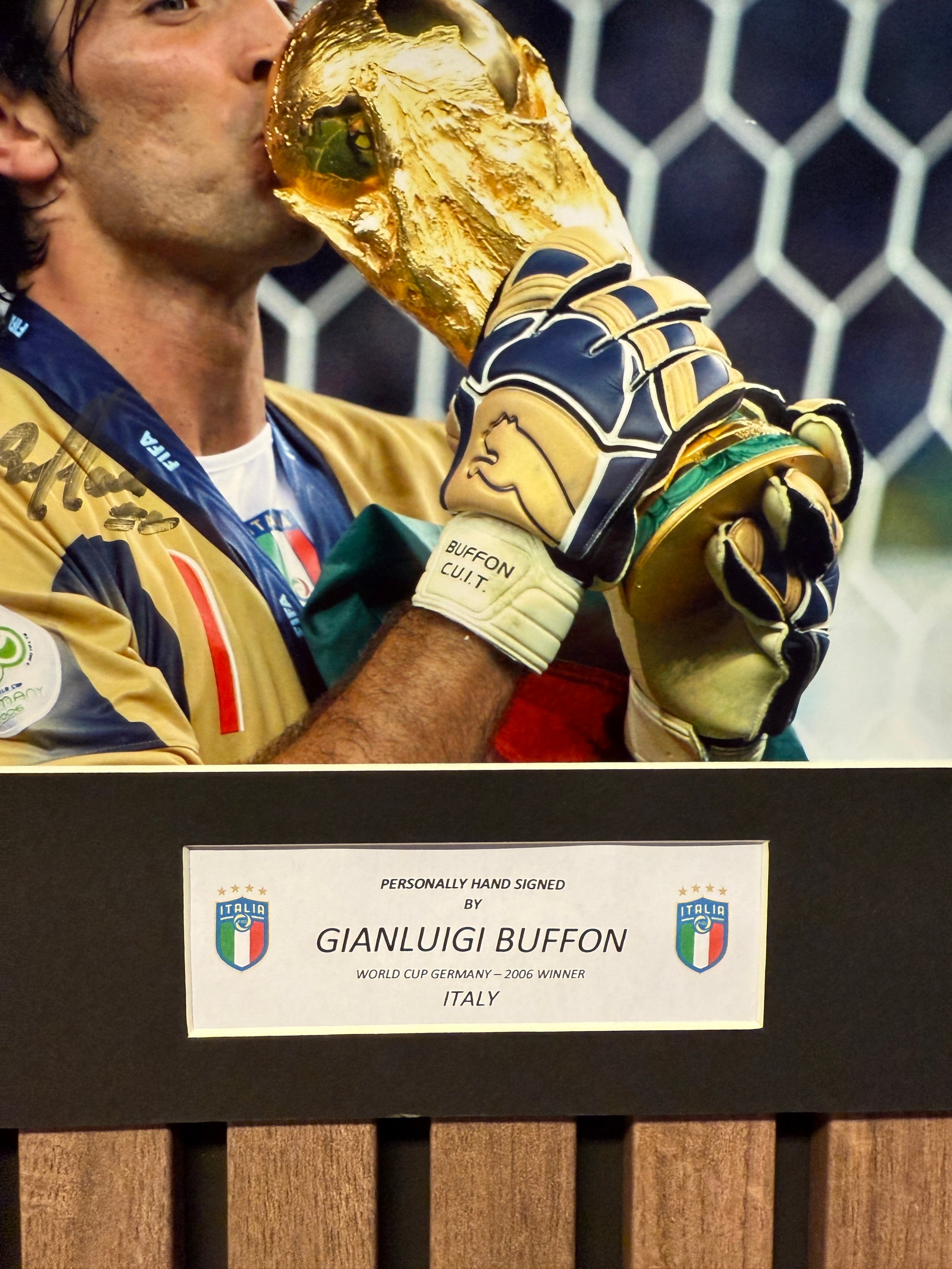 ITALY - GIANLUIGI BUFFON - SIGNERT BILDE MED EKTEHETSBEVIS/COA