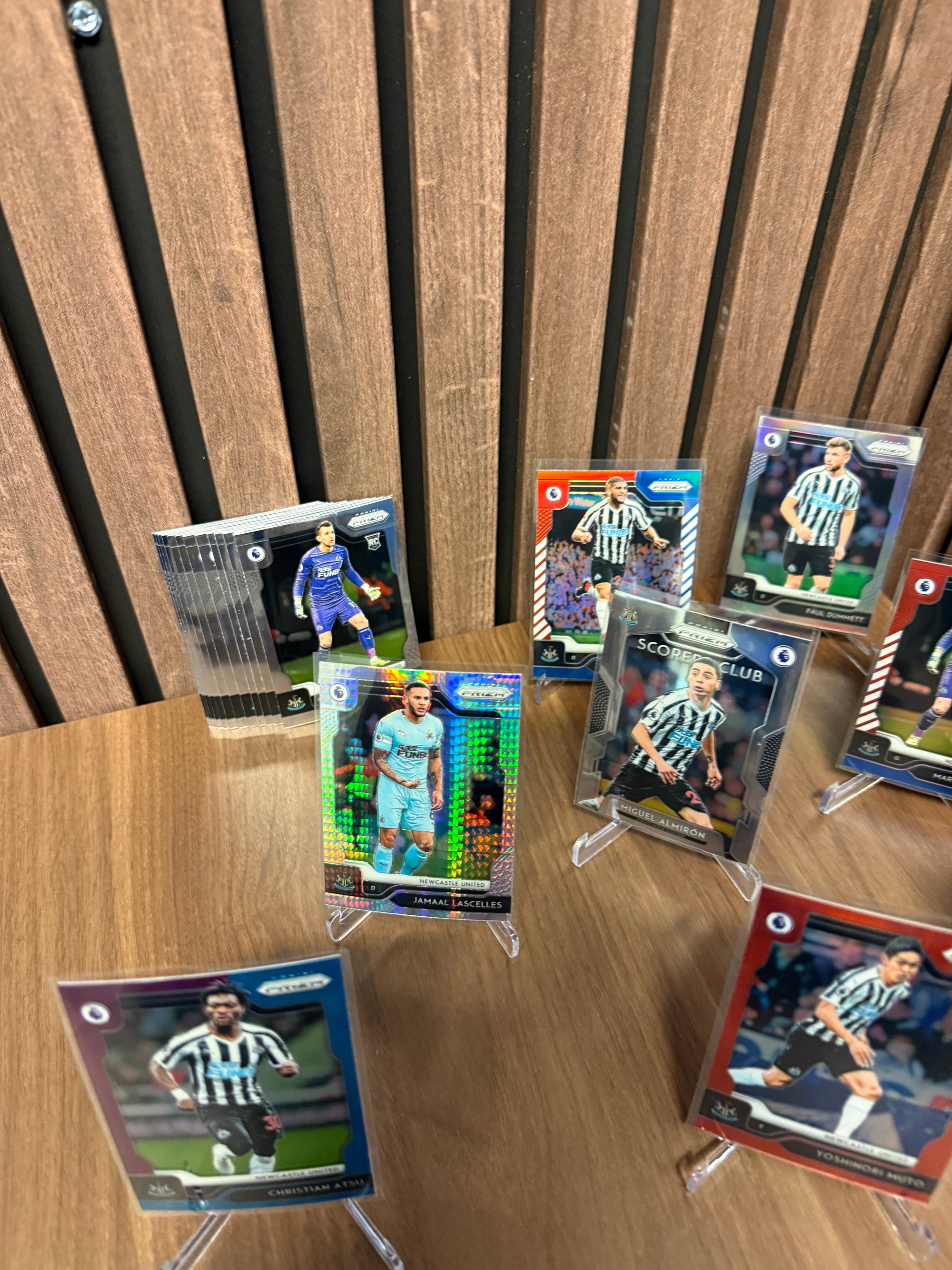NEWCASTLE UNITED - LOT - PRIZM 2019/20 - NUMMERERT, PARALLELL, INSERTS & LAGSETT
