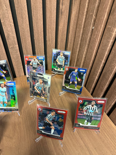 NEWCASTLE UNITED - LOT - PRIZM 2019/20 - NUMMERERT, PARALLELL, INSERTS & LAGSETT
