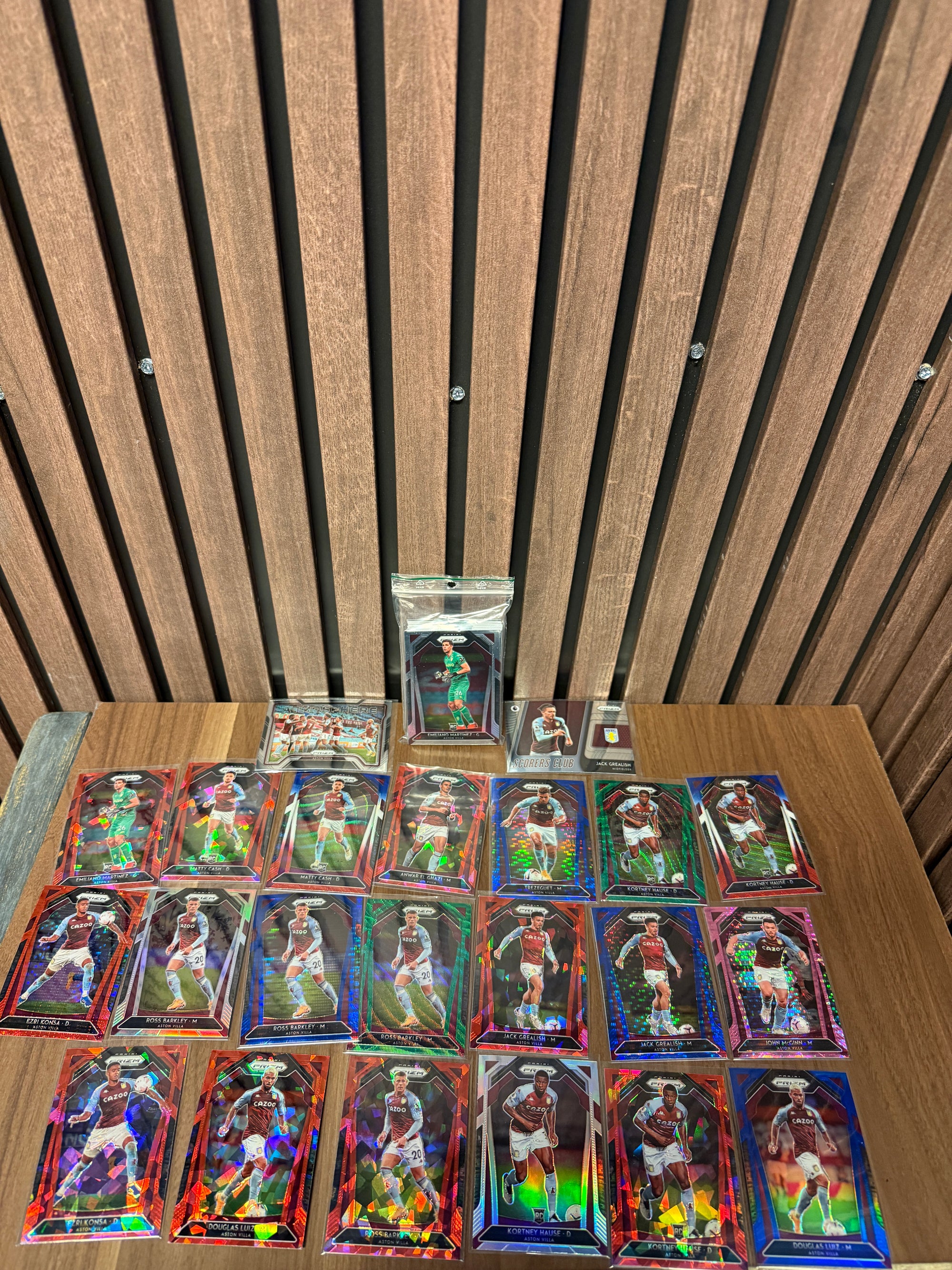 ASTON VILLA - "SUPERLOT" - PRIZM 2020/21 - 22 PARALLELLER/INSERTS, NUMMERERT OG 1 LAGSETT