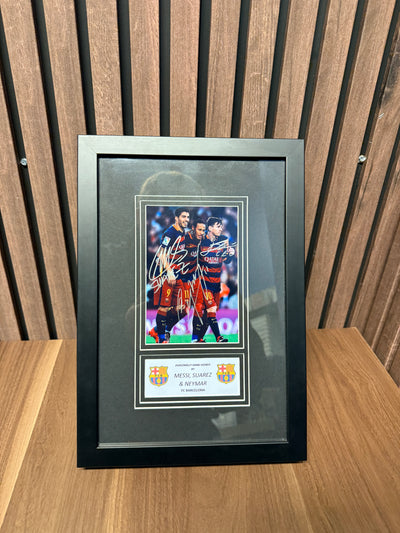 FC BARCELONA - LIONEL MESSI, NEYMAR & LUIS SUAREZ - TRIPPELSIGNERING MED EKTEHETSBEVIS/COA