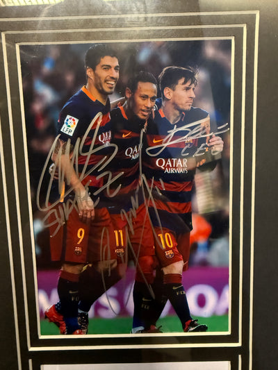 FC BARCELONA - LIONEL MESSI, NEYMAR & LUIS SUAREZ - TRIPPELSIGNERING MED EKTEHETSBEVIS/COA