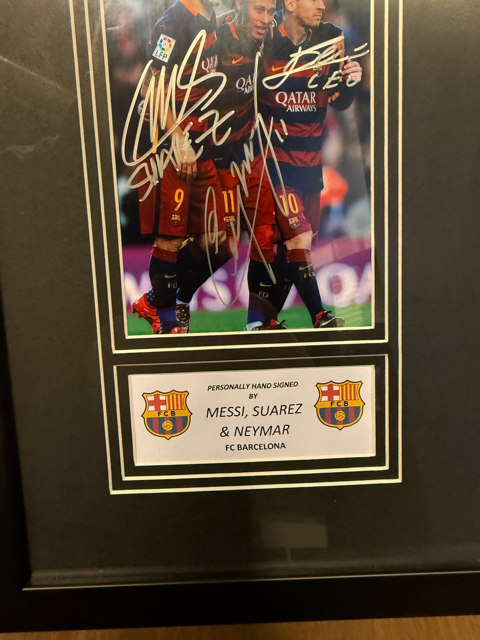 FC BARCELONA - LIONEL MESSI, NEYMAR & LUIS SUAREZ - TRIPPELSIGNERING MED EKTEHETSBEVIS/COA