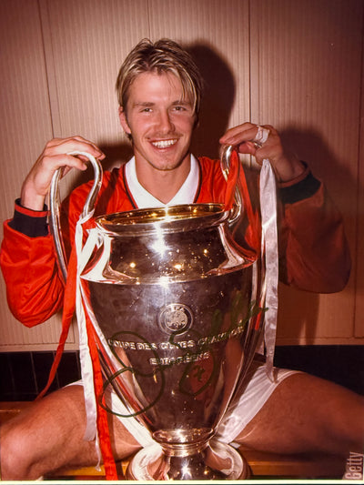SIR DAVID BECKHAM - SIGNERT BILDEMONTAGE MED EKTEHETSBEVIS/COA