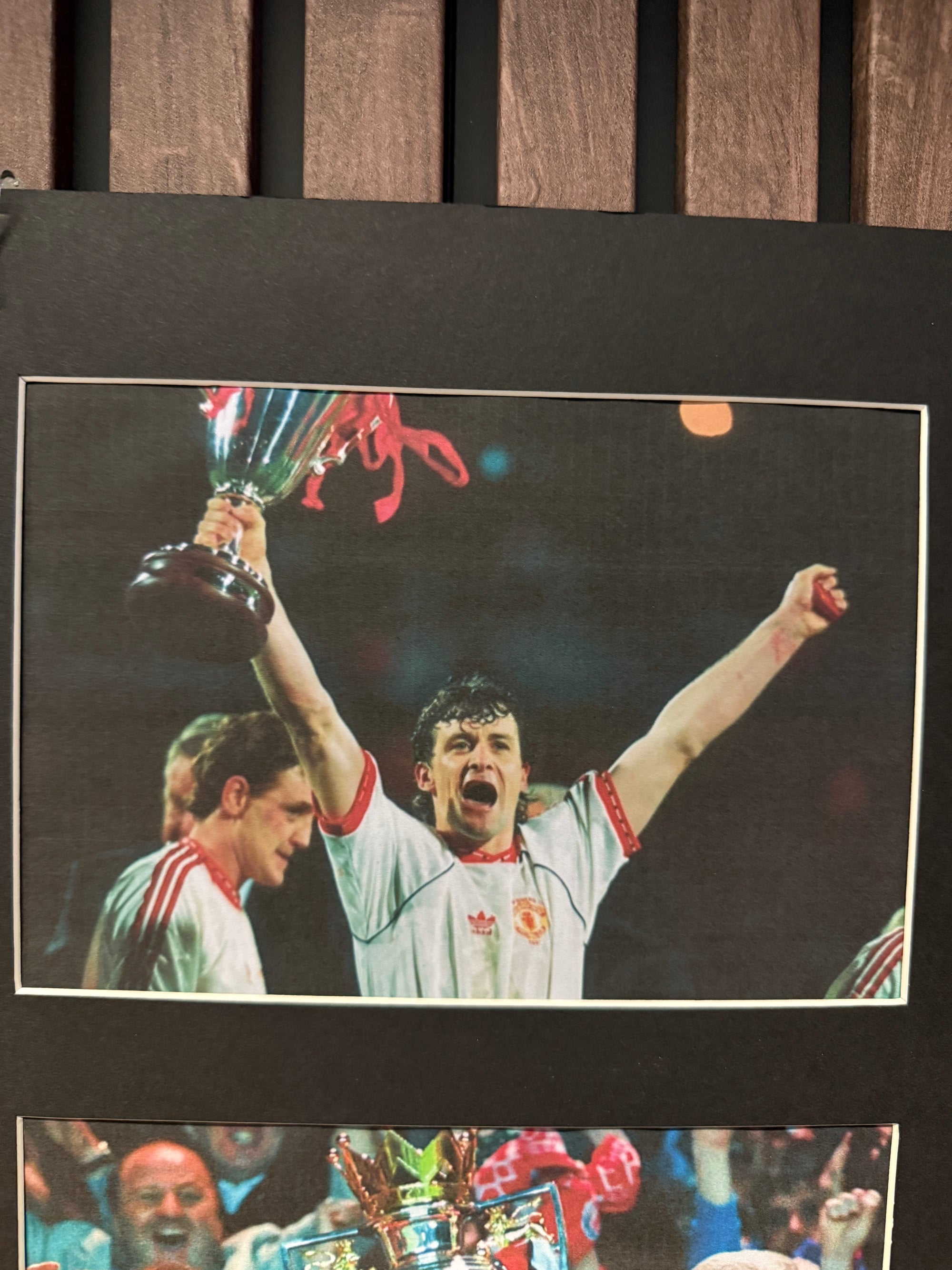 BRYAN ROBSON - SIGNERT BILDEMONTAGE MED EKTEHETSBEVIS/COA