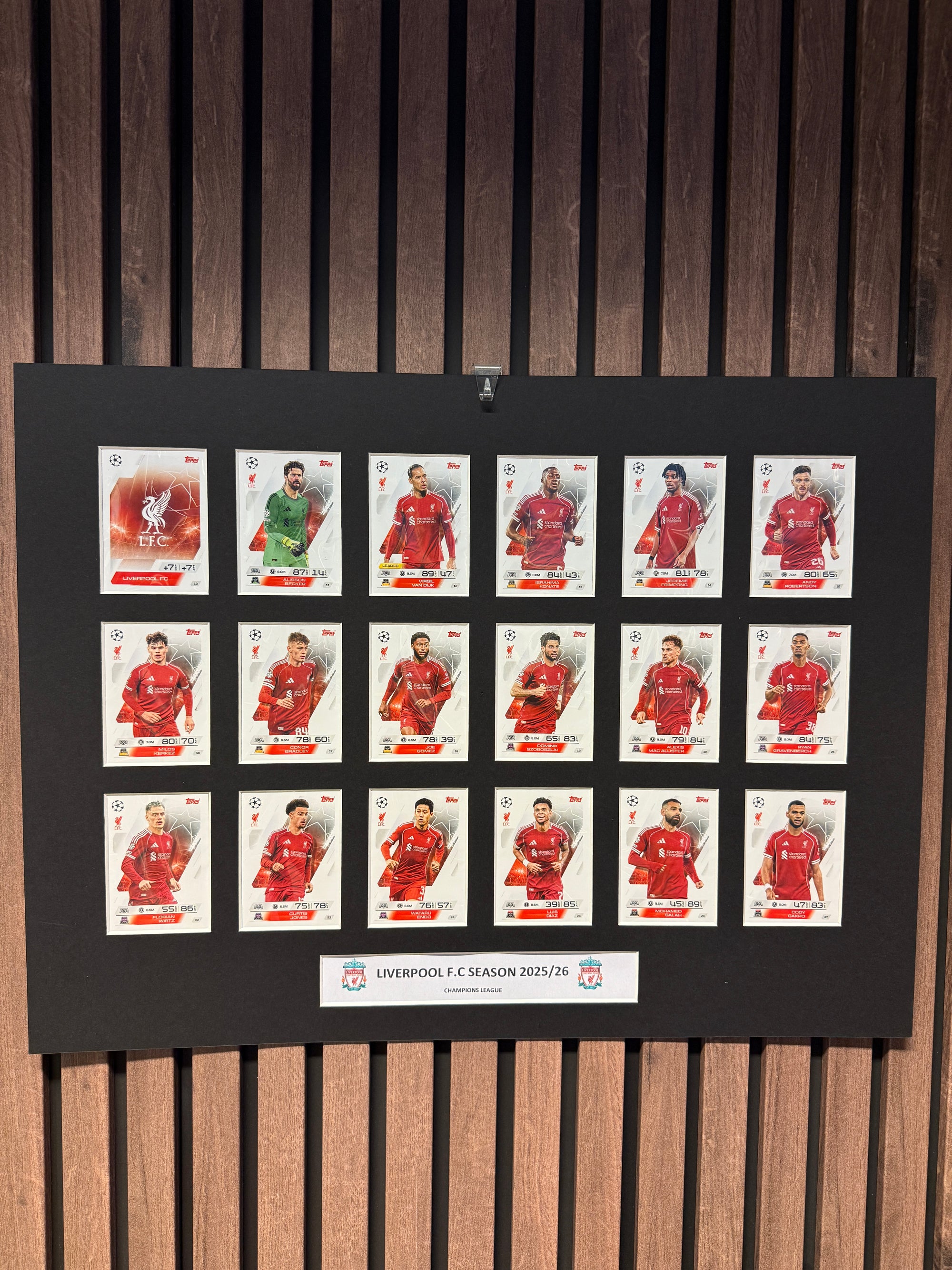 0. LIVERPOOL F.C. FOTBALLKORT MONTAGE - TOPPS MATCH ATTAX CHAMPIONS LEAGUE 2025/26 - FERDIG INNRAMMET