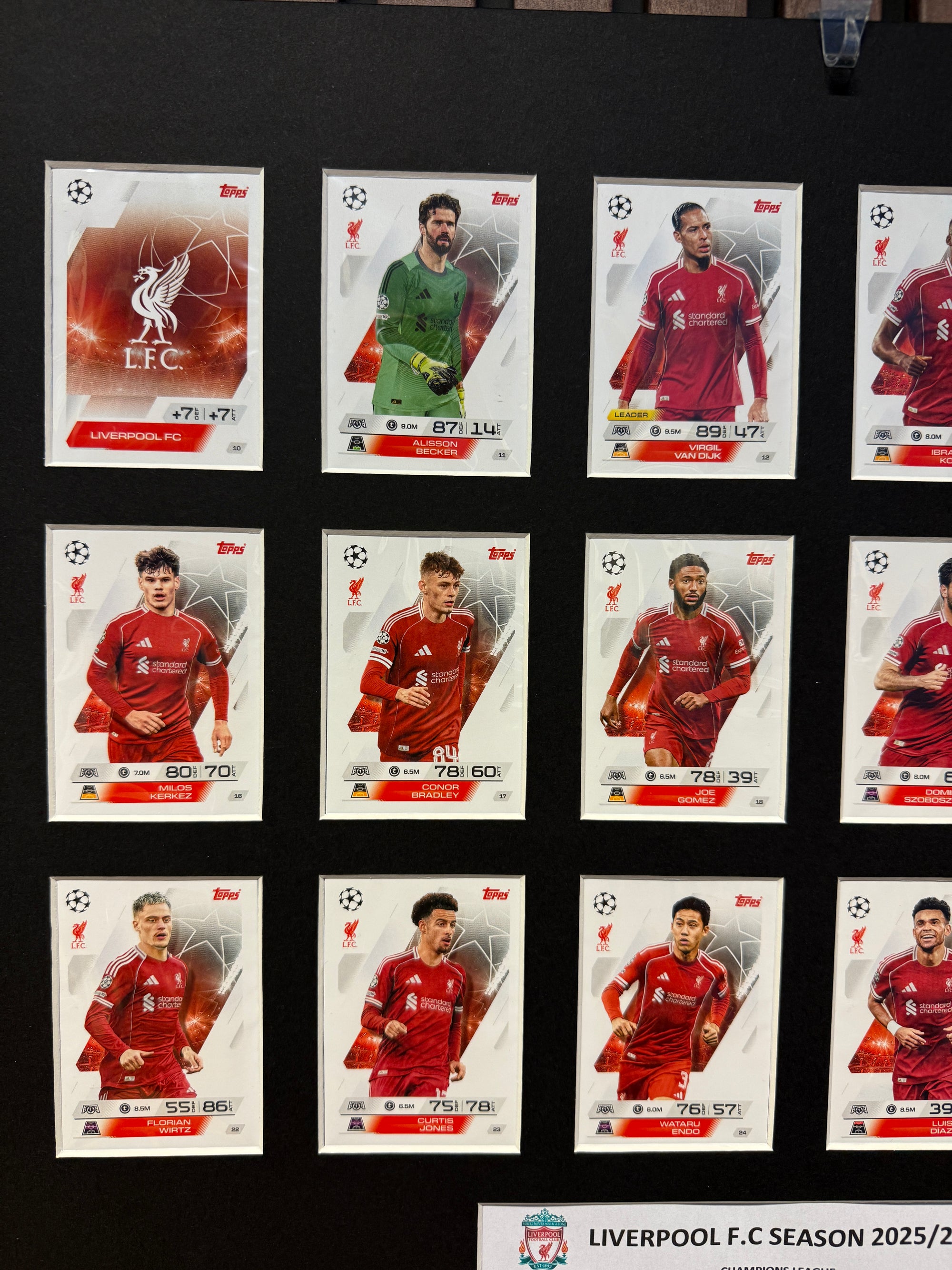 0. LIVERPOOL F.C. FOTBALLKORT MONTAGE - TOPPS MATCH ATTAX CHAMPIONS LEAGUE 2025/26 - FERDIG INNRAMMET