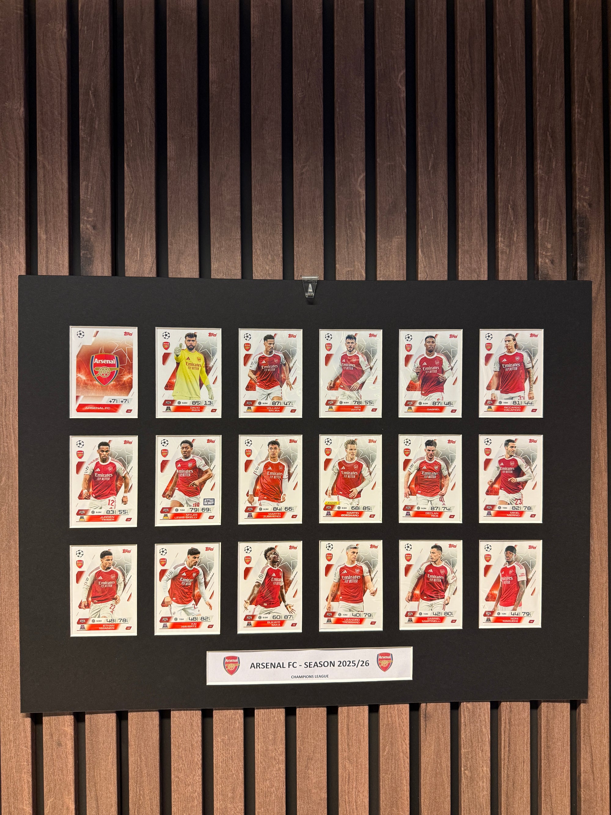 0. ARSENAL FC - FOTBALLKORT MONTAGE - TOPPS MATCH ATTAX CHAMPIONS LEAGUE 2025/26 - FERDIG INNRAMMET