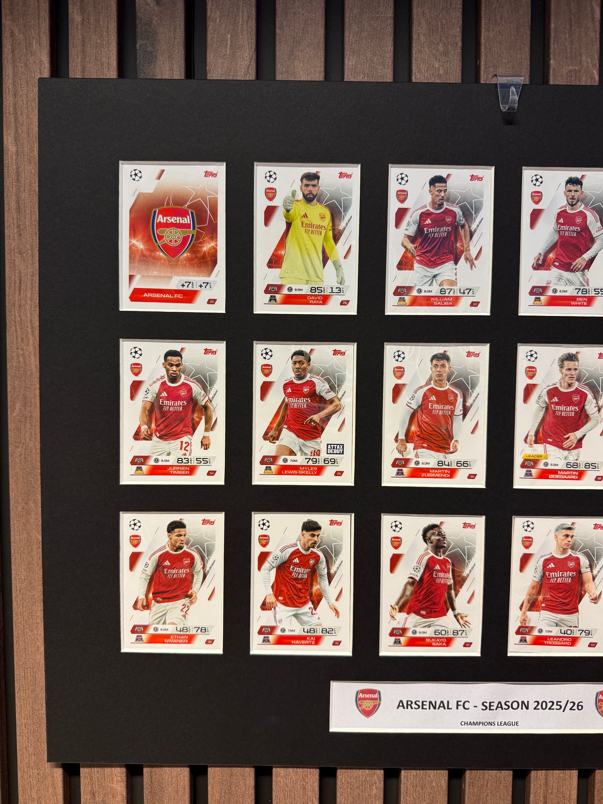0. ARSENAL FC - FOTBALLKORT MONTAGE - TOPPS MATCH ATTAX CHAMPIONS LEAGUE 2025/26 - FERDIG INNRAMMET