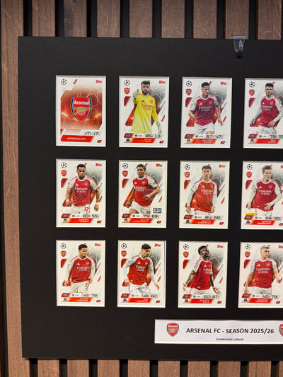 0. ARSENAL FC - FOTBALLKORT MONTAGE - TOPPS MATCH ATTAX CHAMPIONS LEAGUE 2025/26 - FERDIG INNRAMMET