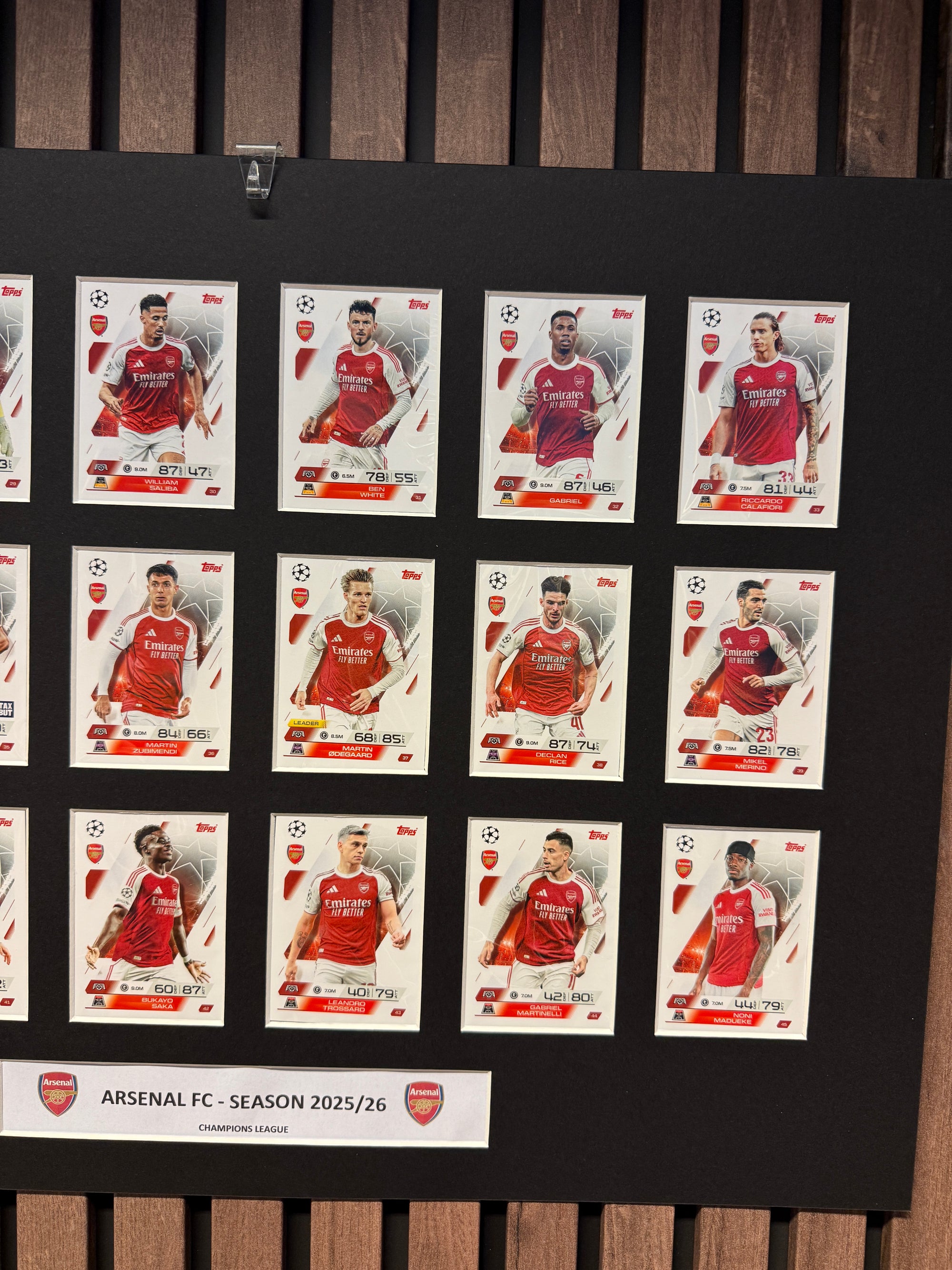 0. ARSENAL FC - FOTBALLKORT MONTAGE - TOPPS MATCH ATTAX CHAMPIONS LEAGUE 2025/26 - FERDIG INNRAMMET