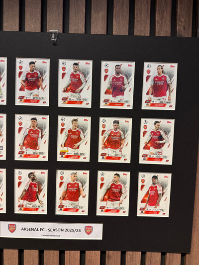 0. ARSENAL FC - FOTBALLKORT MONTAGE - TOPPS MATCH ATTAX CHAMPIONS LEAGUE 2025/26 - FERDIG INNRAMMET