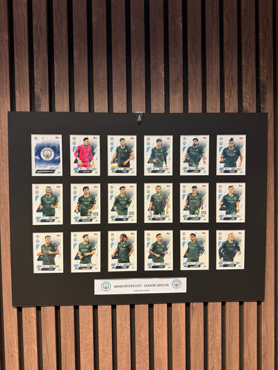 0. MANCHESTER CITY - FOTBALLKORT MONTAGE - TOPPS MATCH ATTAX CHAMPIONS LEAGUE 2025/26 - FERDIG INNRAMMET