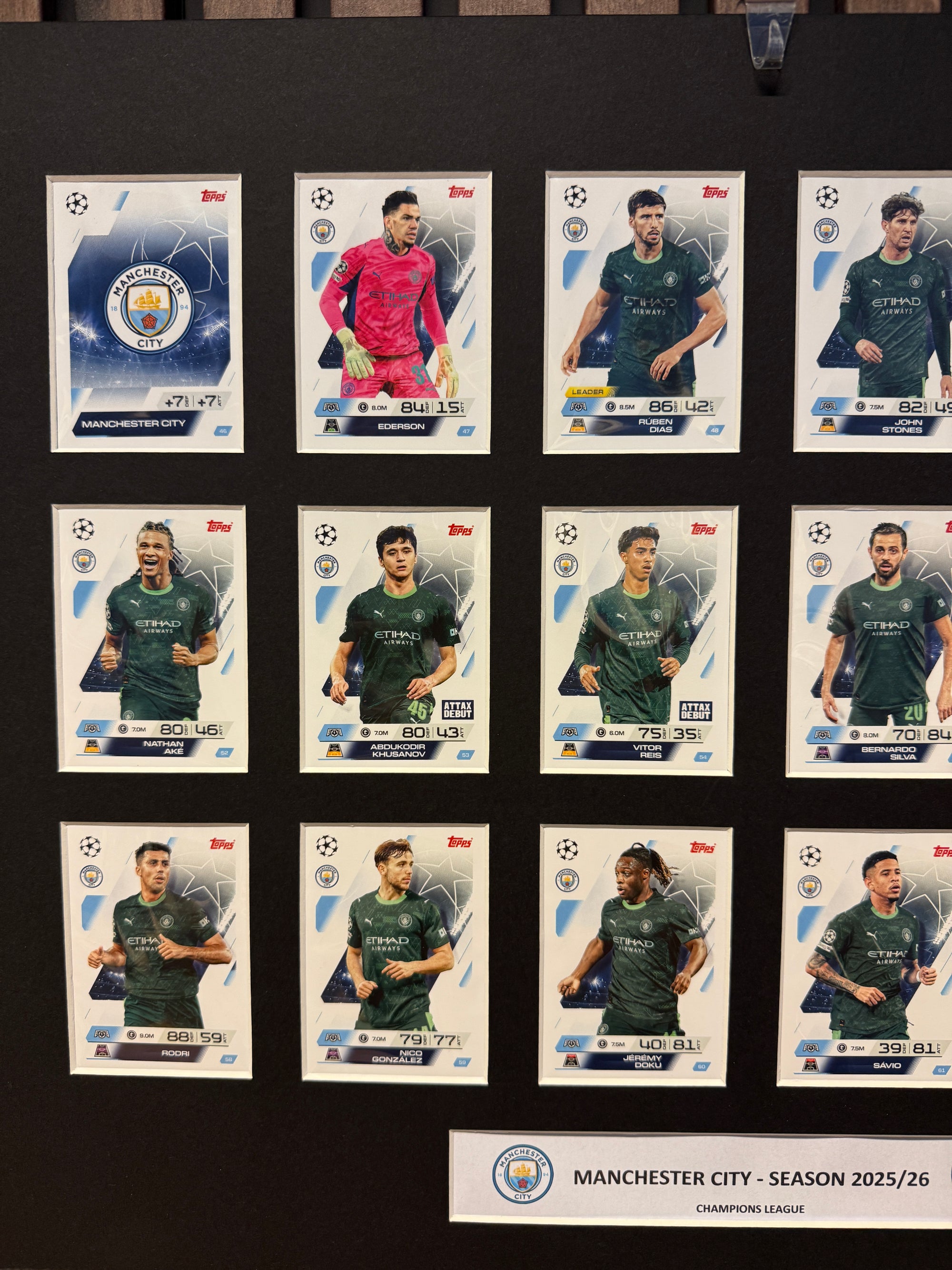 0. MANCHESTER CITY - FOTBALLKORT MONTAGE - TOPPS MATCH ATTAX CHAMPIONS LEAGUE 2025/26 - FERDIG INNRAMMET