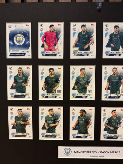 0. MANCHESTER CITY - FOTBALLKORT MONTAGE - TOPPS MATCH ATTAX CHAMPIONS LEAGUE 2025/26 - FERDIG INNRAMMET