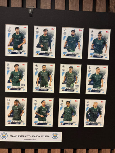 0. MANCHESTER CITY - FOTBALLKORT MONTAGE - TOPPS MATCH ATTAX CHAMPIONS LEAGUE 2025/26 - FERDIG INNRAMMET