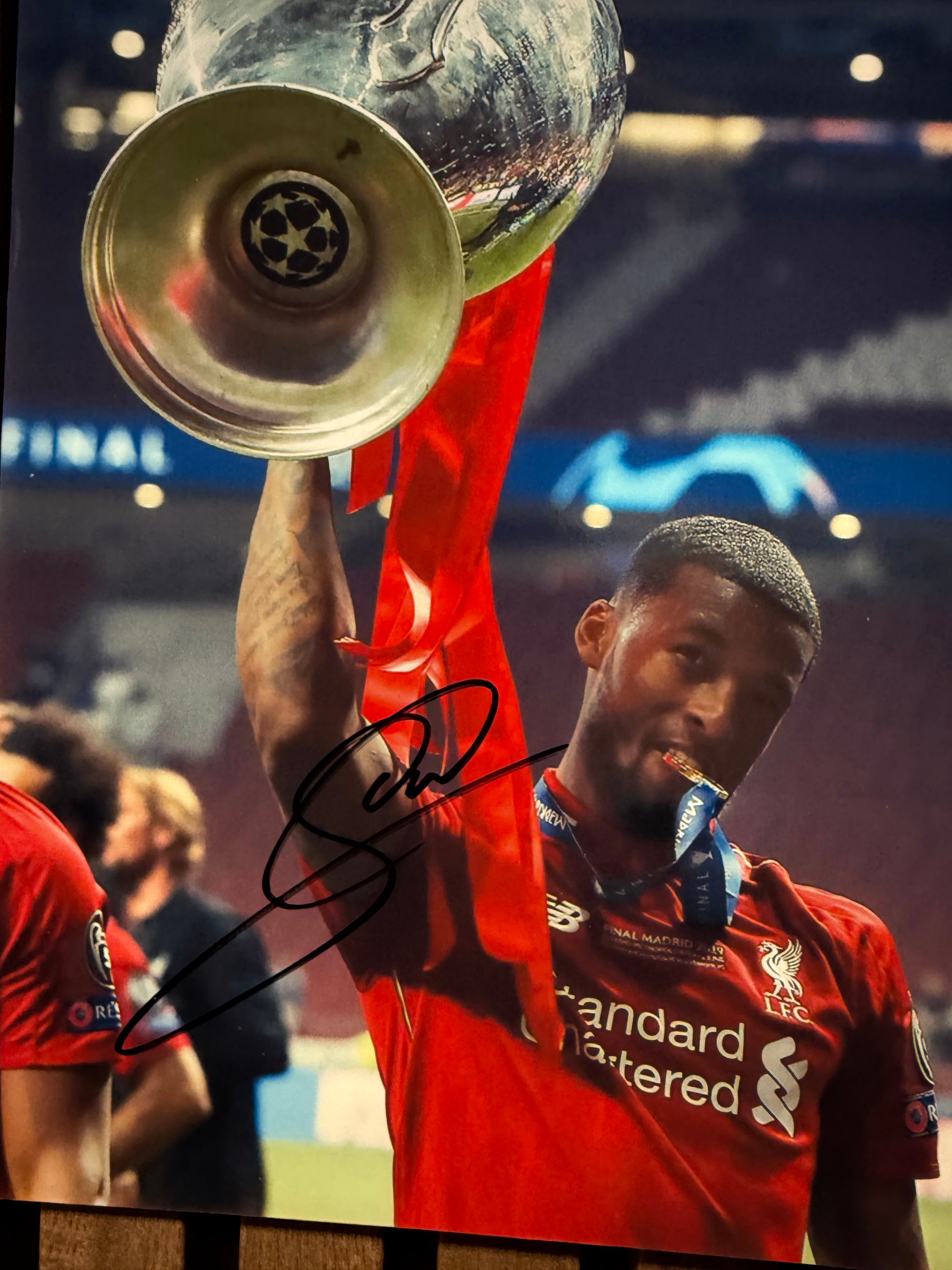 GIORGIO WIJNALDUM - SIGNERT BILDE MED EKTEHETSBEVIS/COA