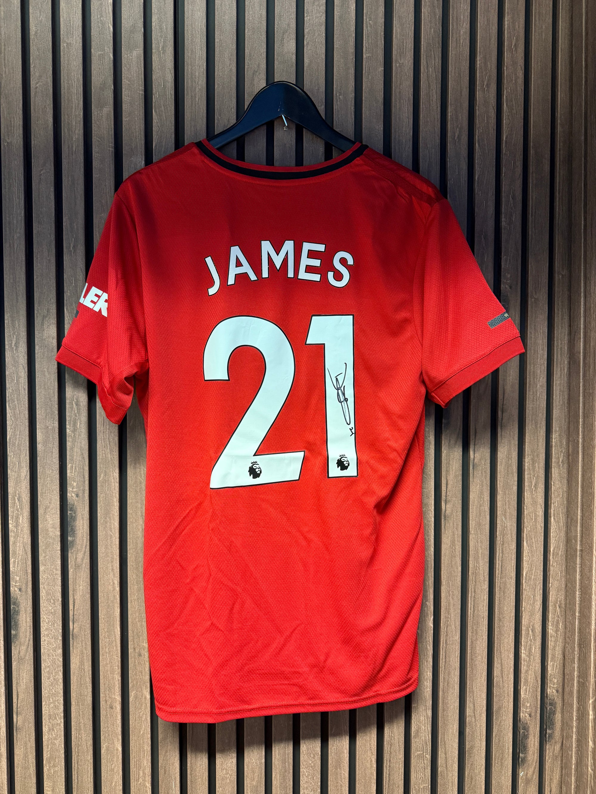 DANIEL JAMES - SIGNERT DRAKT MED EKTEHETSBEVIS/COA