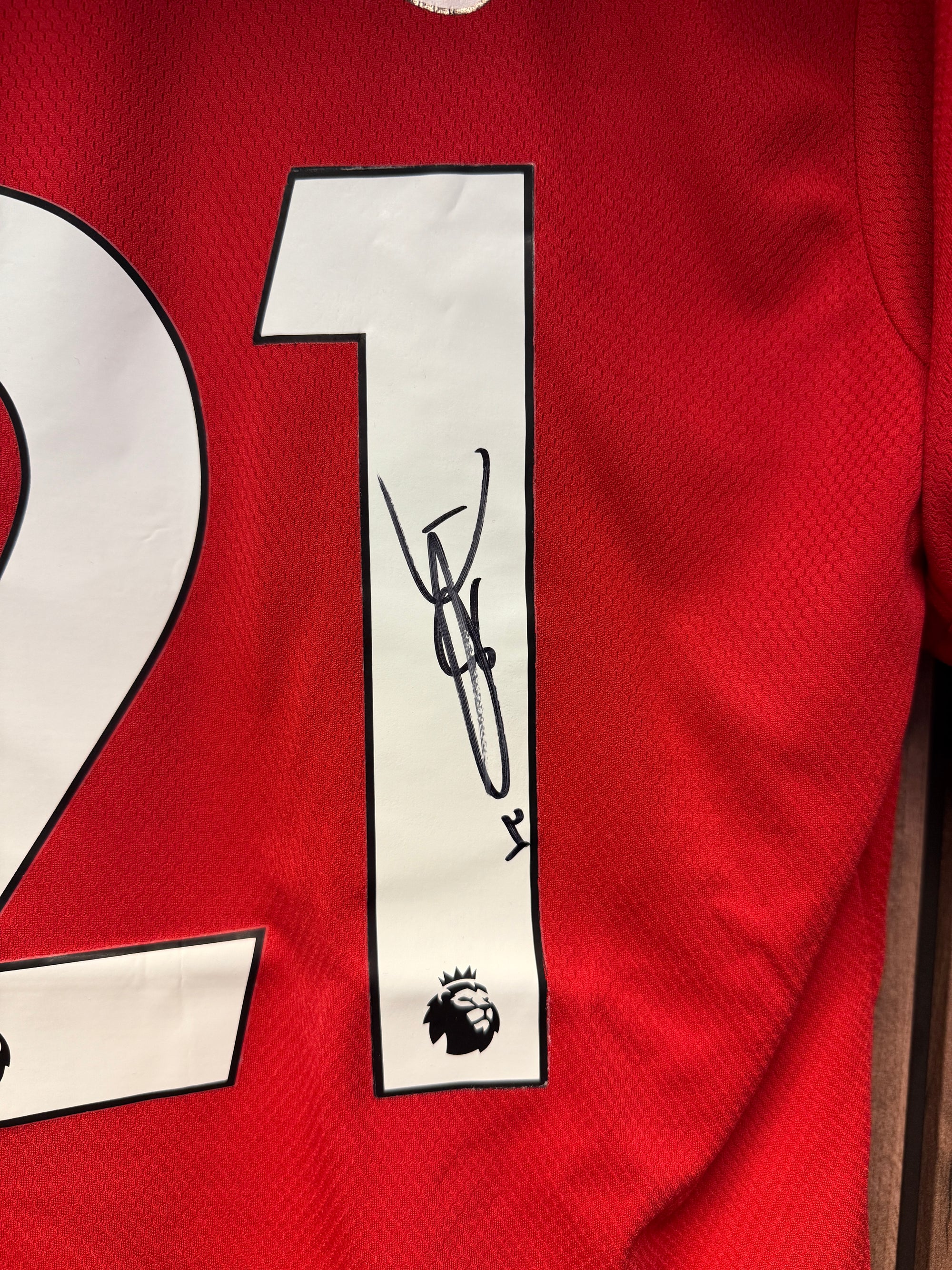 DANIEL JAMES - SIGNERT DRAKT MED EKTEHETSBEVIS/COA