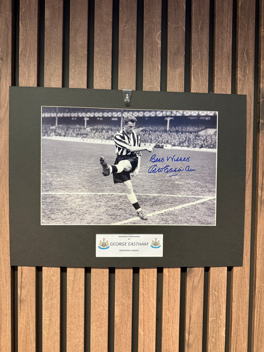 GEORGE EASTHAM - SIGNERT BILDE MED EKTEHETSBEVIS/COA