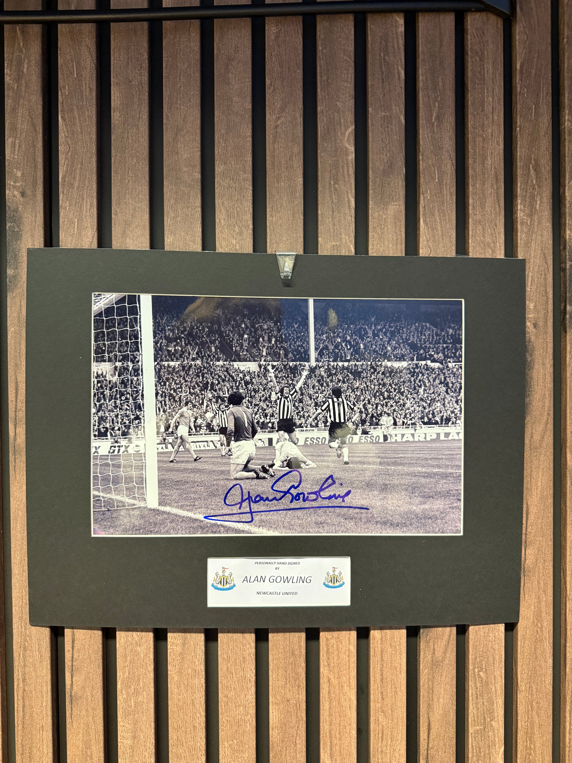 ALAN GOWLING - SIGNERT BILDE MED EKTEHETSBEVIS/COA