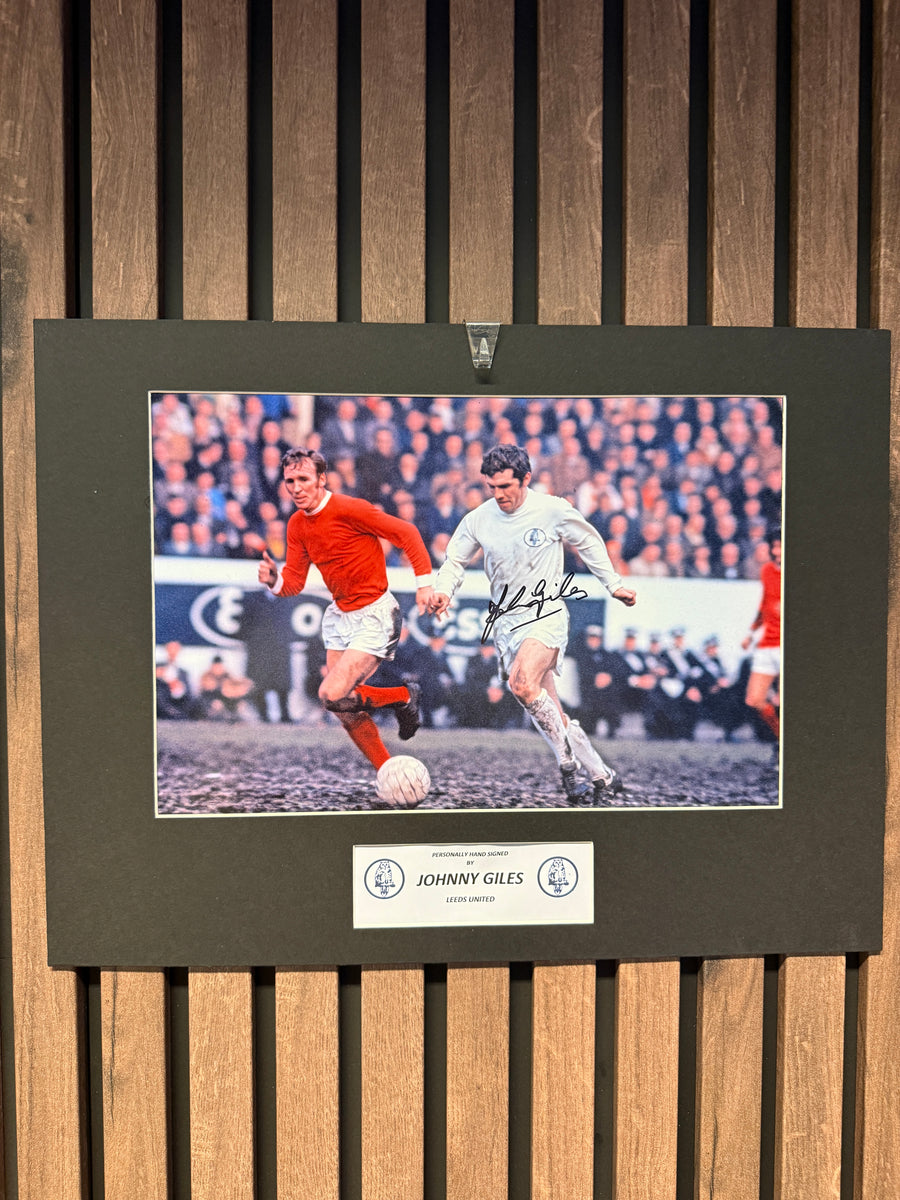 JOHNNY GILES - SIGNERT BILDE MED EKTEHETSBEVIS/COA