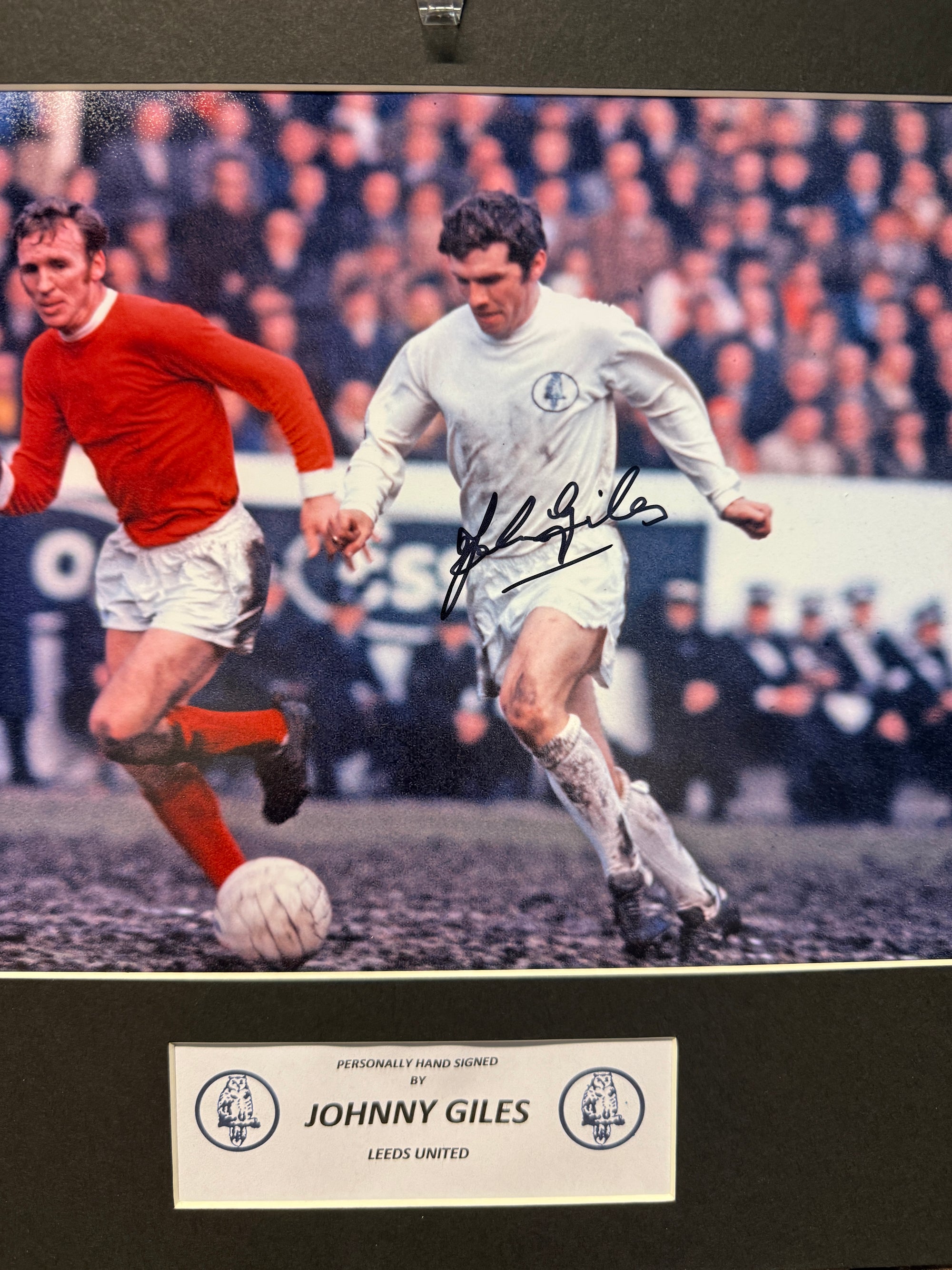 JOHNNY GILES - SIGNERT BILDE MED EKTEHETSBEVIS/COA