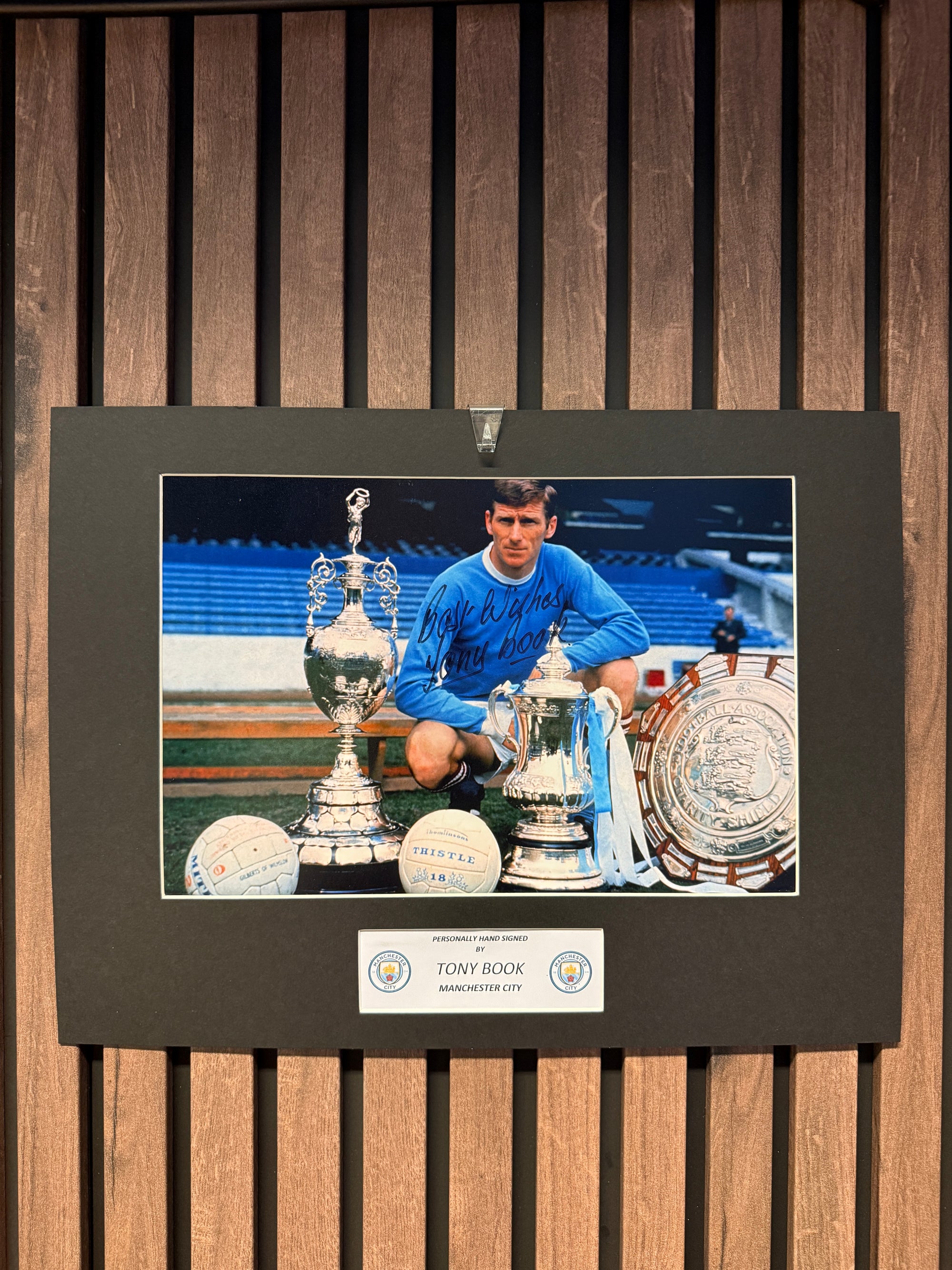 TONY BOOK - SIGNERT BILDE MED EKTEHETSBEVIS/COA