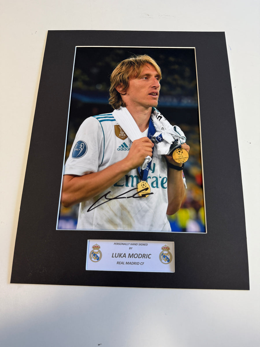 LUKA MODRIC - SIGNERT BILDE MED EKTEHETSBEVIS/COA