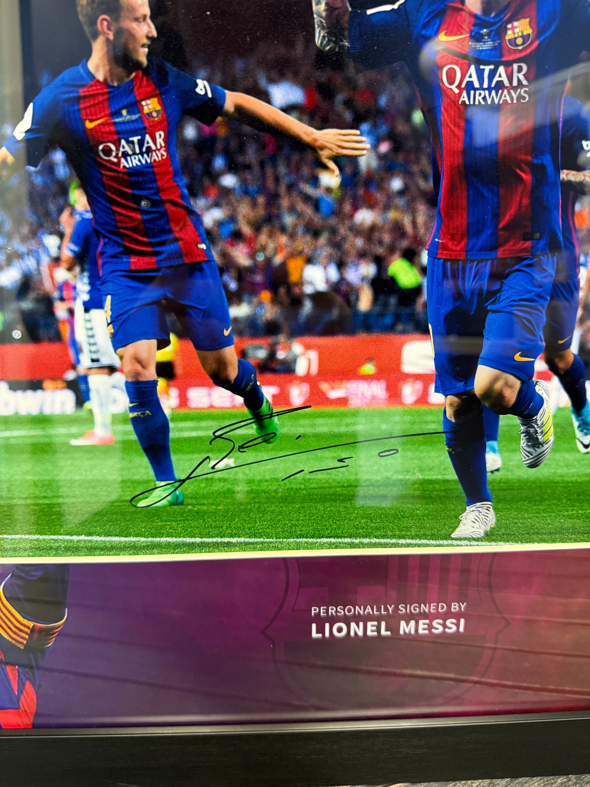 LIONEL MESSI - SIGNERT BILDE I "ART-FRAME" MED EKTEHETSBEVIS/COA
