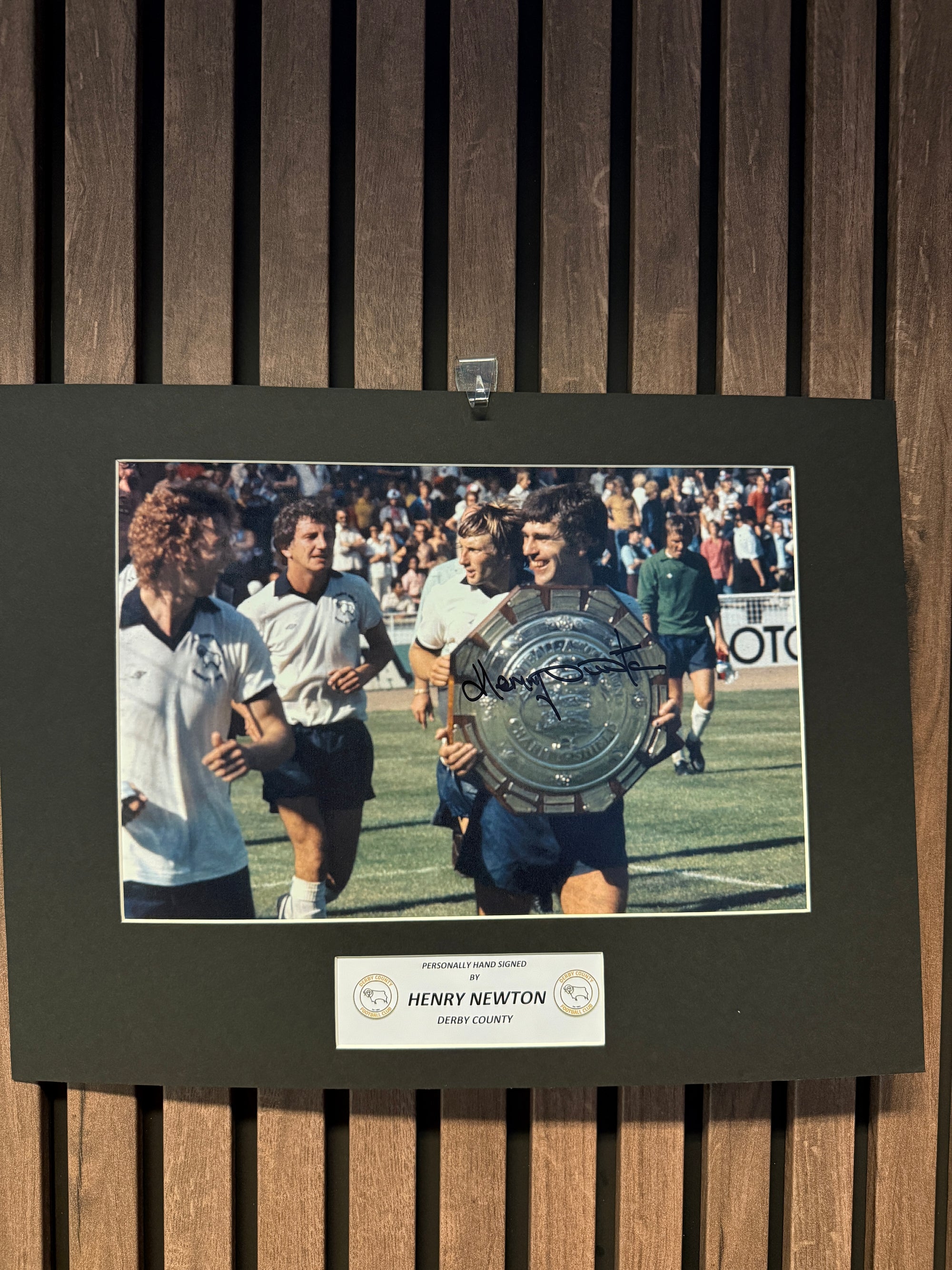 HENRY NEWTON - SIGNERT BILDE MED EKTEHETSBEVIS/COA