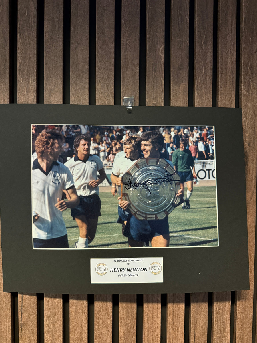 HENRY NEWTON - SIGNERT BILDE MED EKTEHETSBEVIS/COA