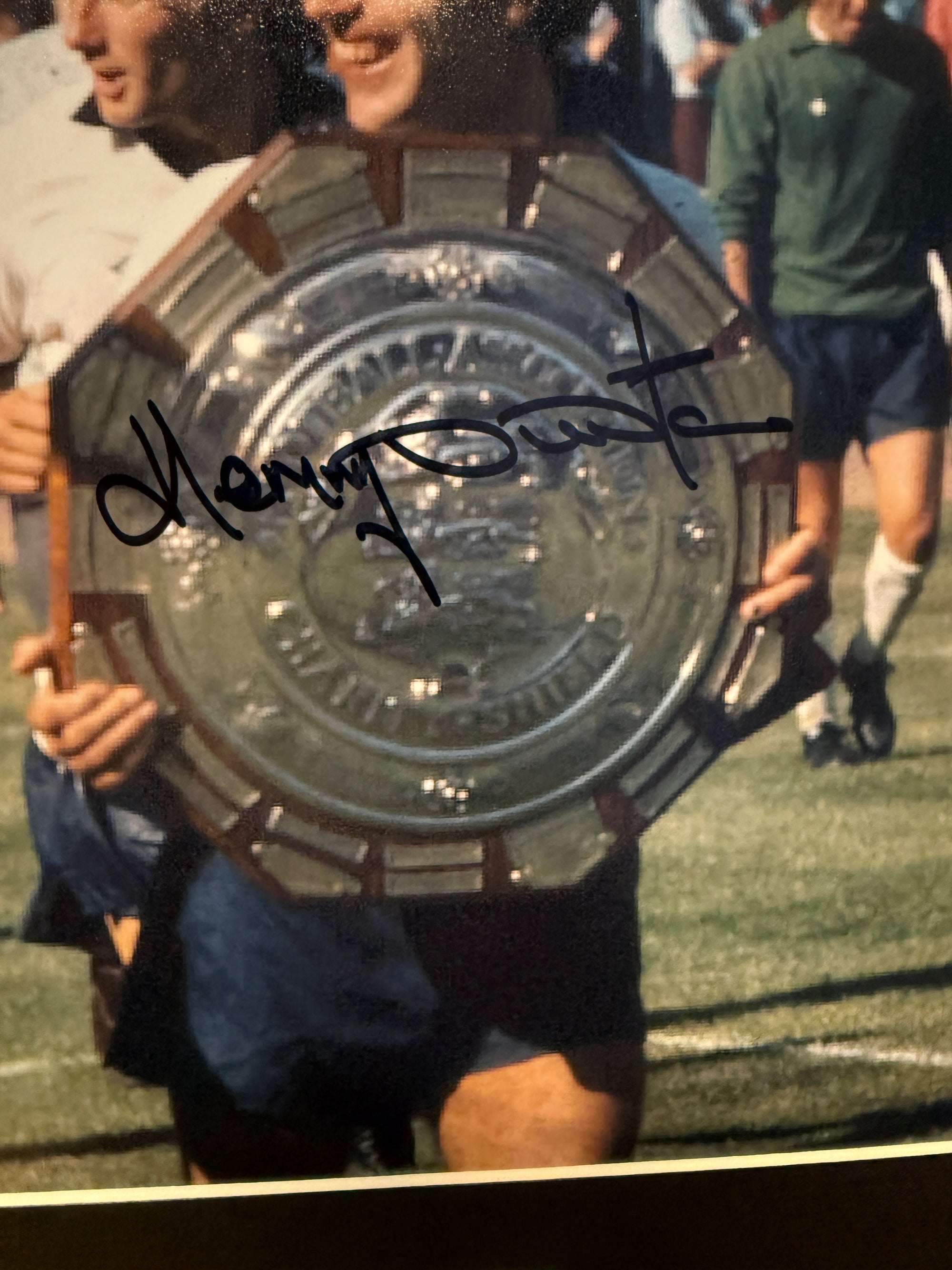 HENRY NEWTON - SIGNERT BILDE MED EKTEHETSBEVIS/COA