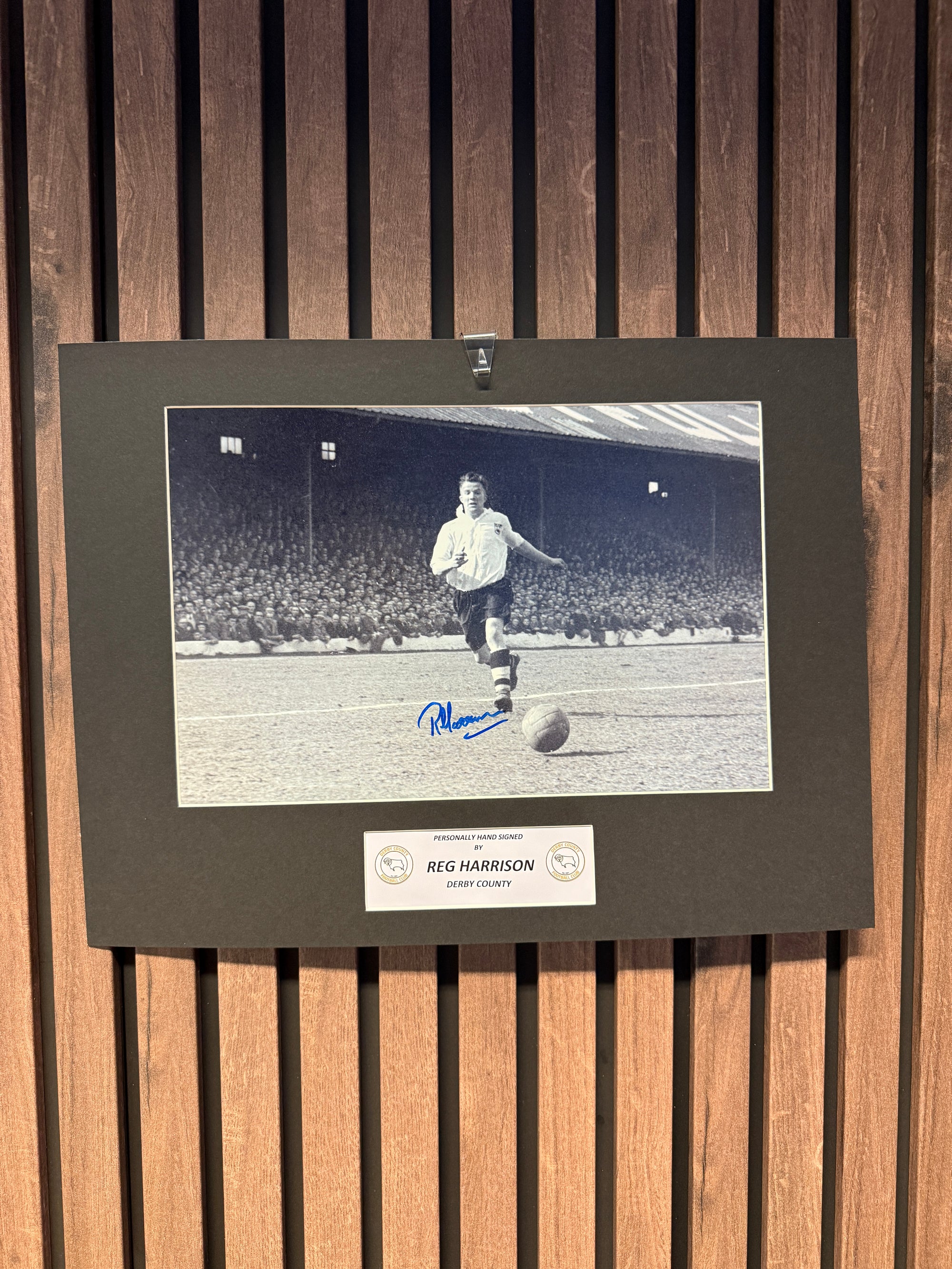 REG HARRISON - SIGNERT BILDE MED EKTEHETSBEVIS/COA