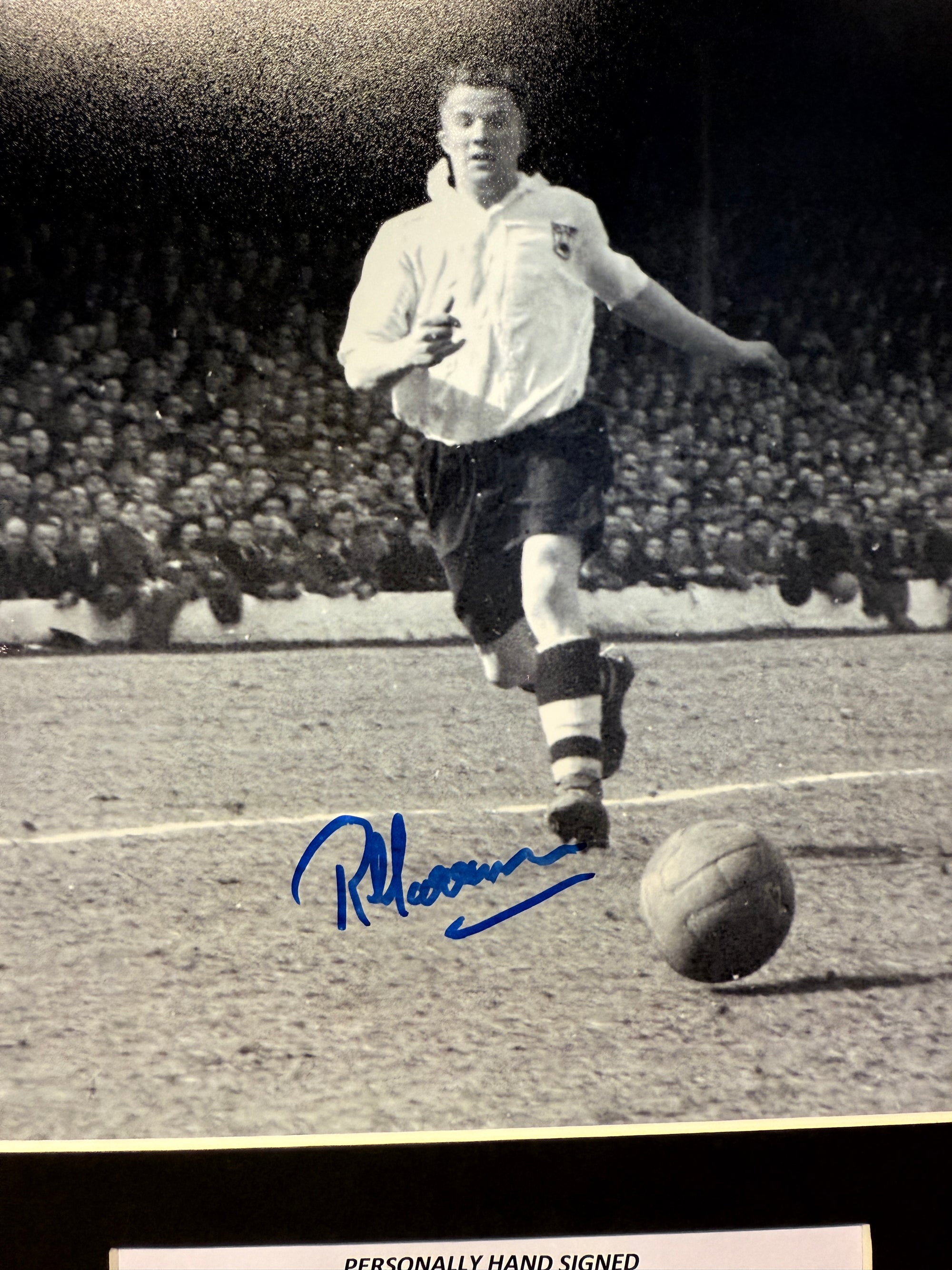 REG HARRISON - SIGNERT BILDE MED EKTEHETSBEVIS/COA