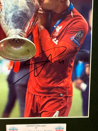 VIRGIL VAN DIJK - SIGNERT BILDE MED EKTEHETSBEVIS/COA