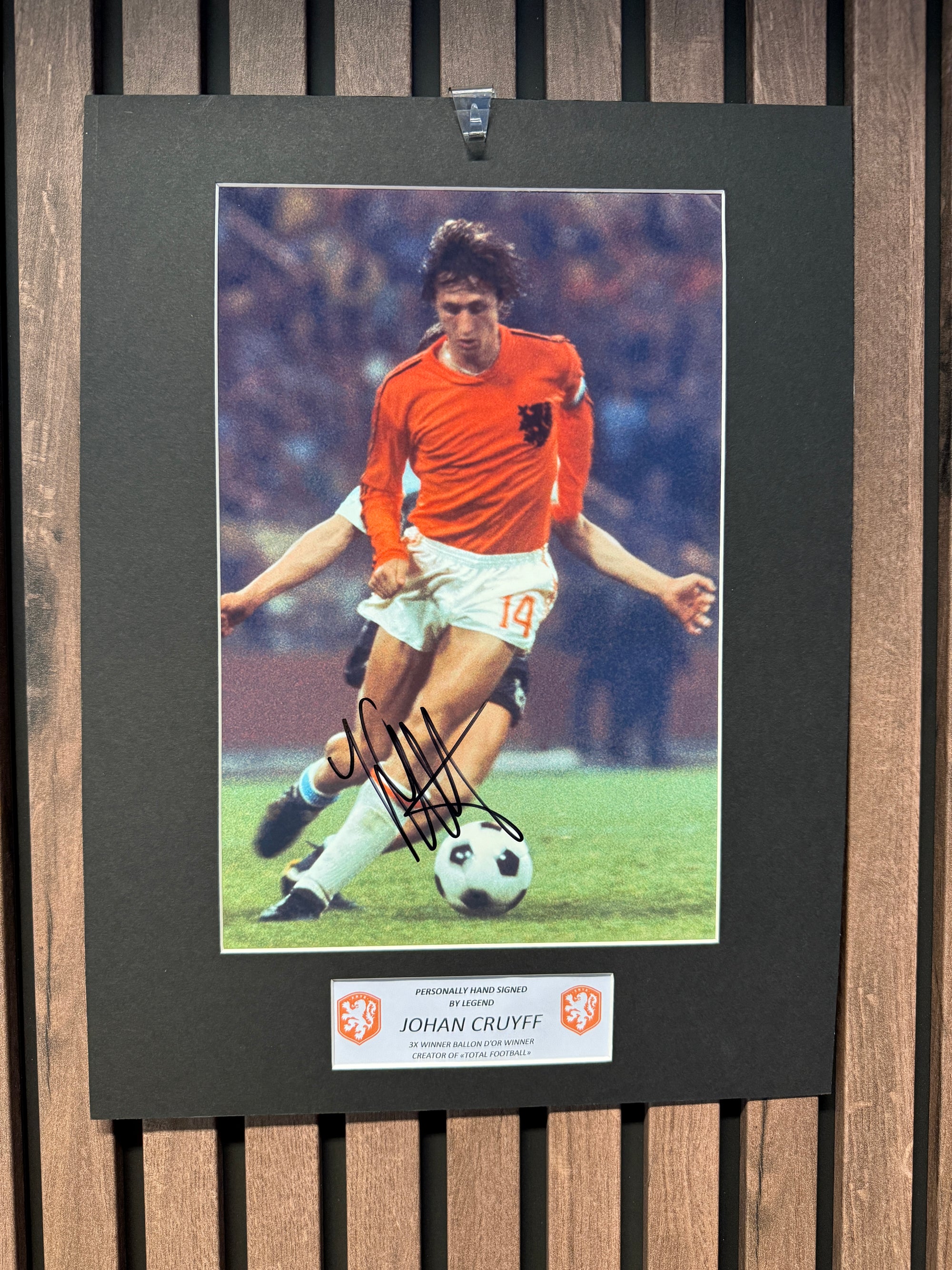 JOHAN CRUYFF - SIGNERT BILDE MED EKTEHETSBEVIS/COA