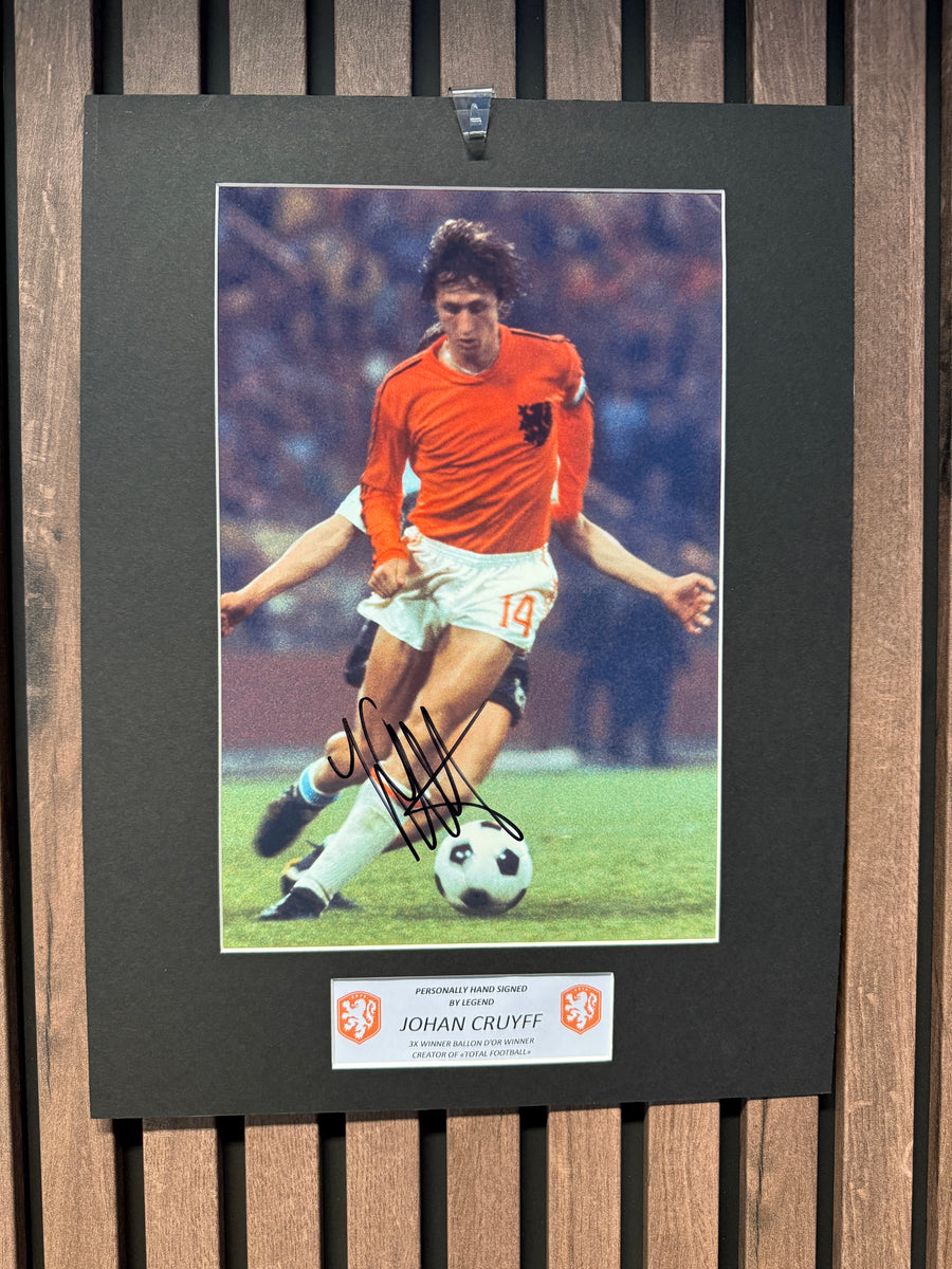 JOHAN CRUYFF - SIGNERT BILDE MED EKTEHETSBEVIS/COA