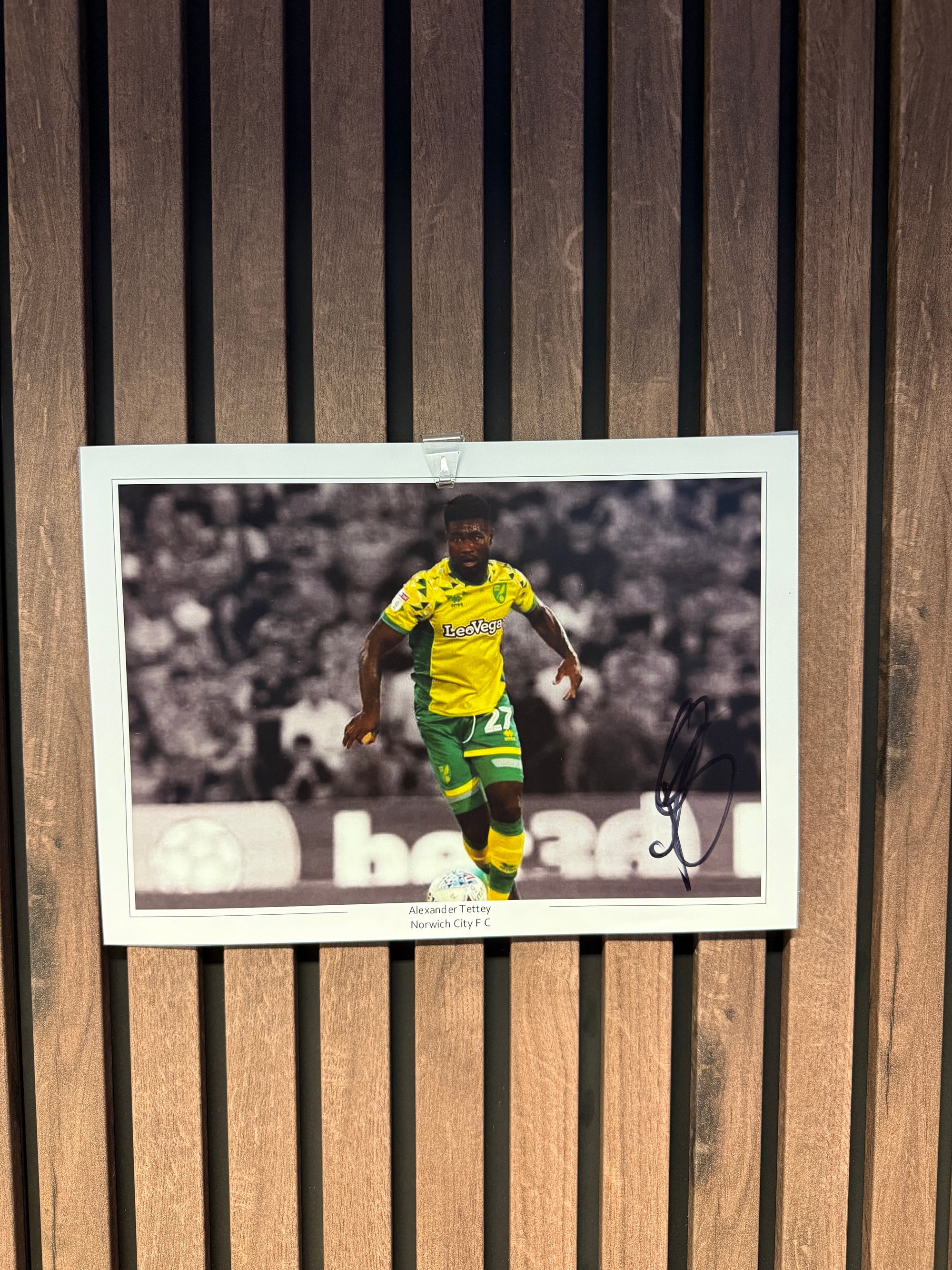 ALEXANDER TETTEY - SIGNERT BILDE MED EKTEHETSBEVIS/COA