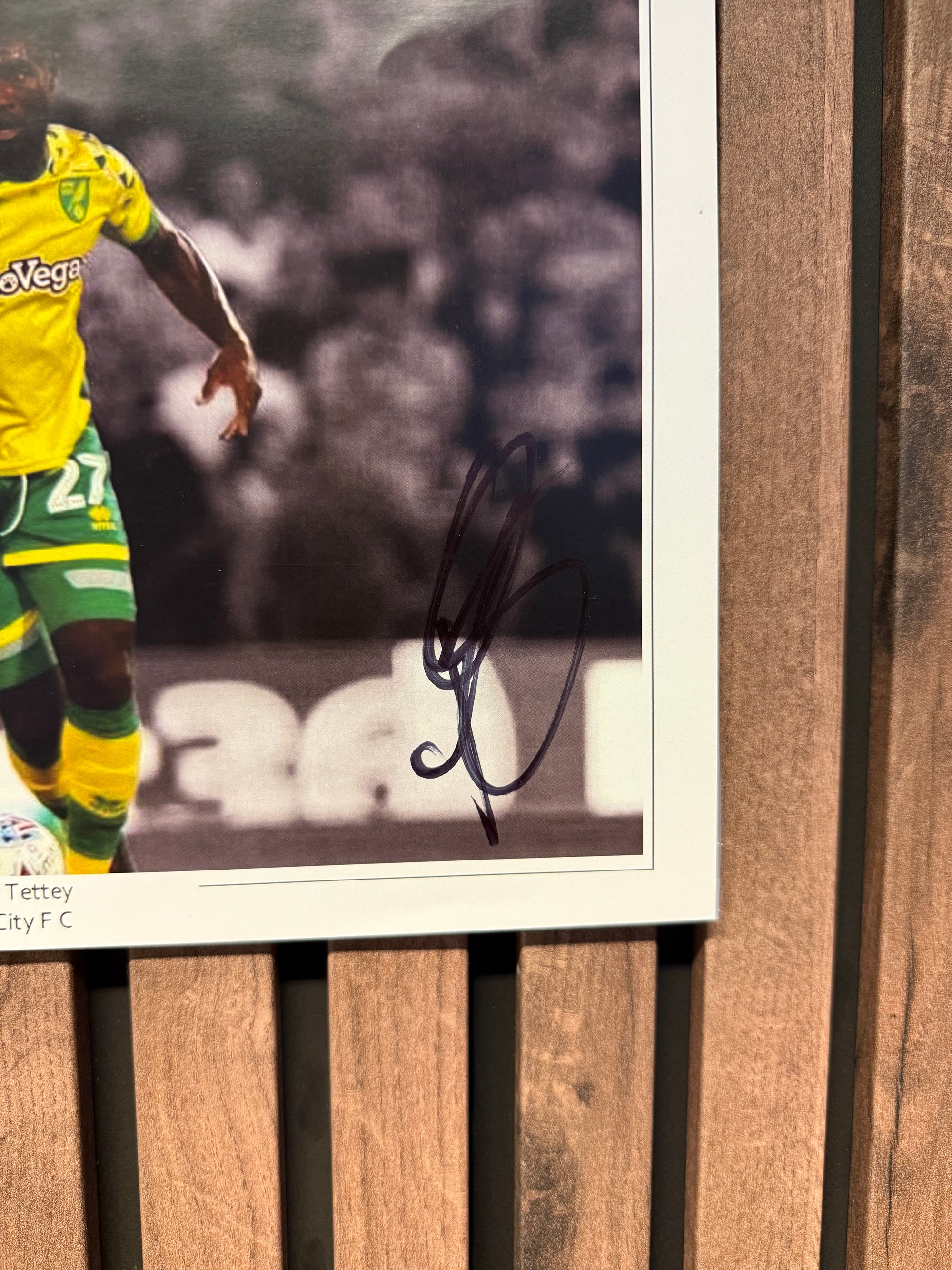 ALEXANDER TETTEY - SIGNERT BILDE MED EKTEHETSBEVIS/COA