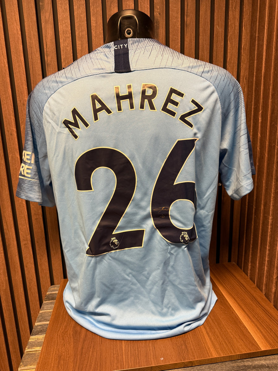 RIYAD MAHREZ - SIGNERT DRAKT MED EKTEHETSBEVIS/COA