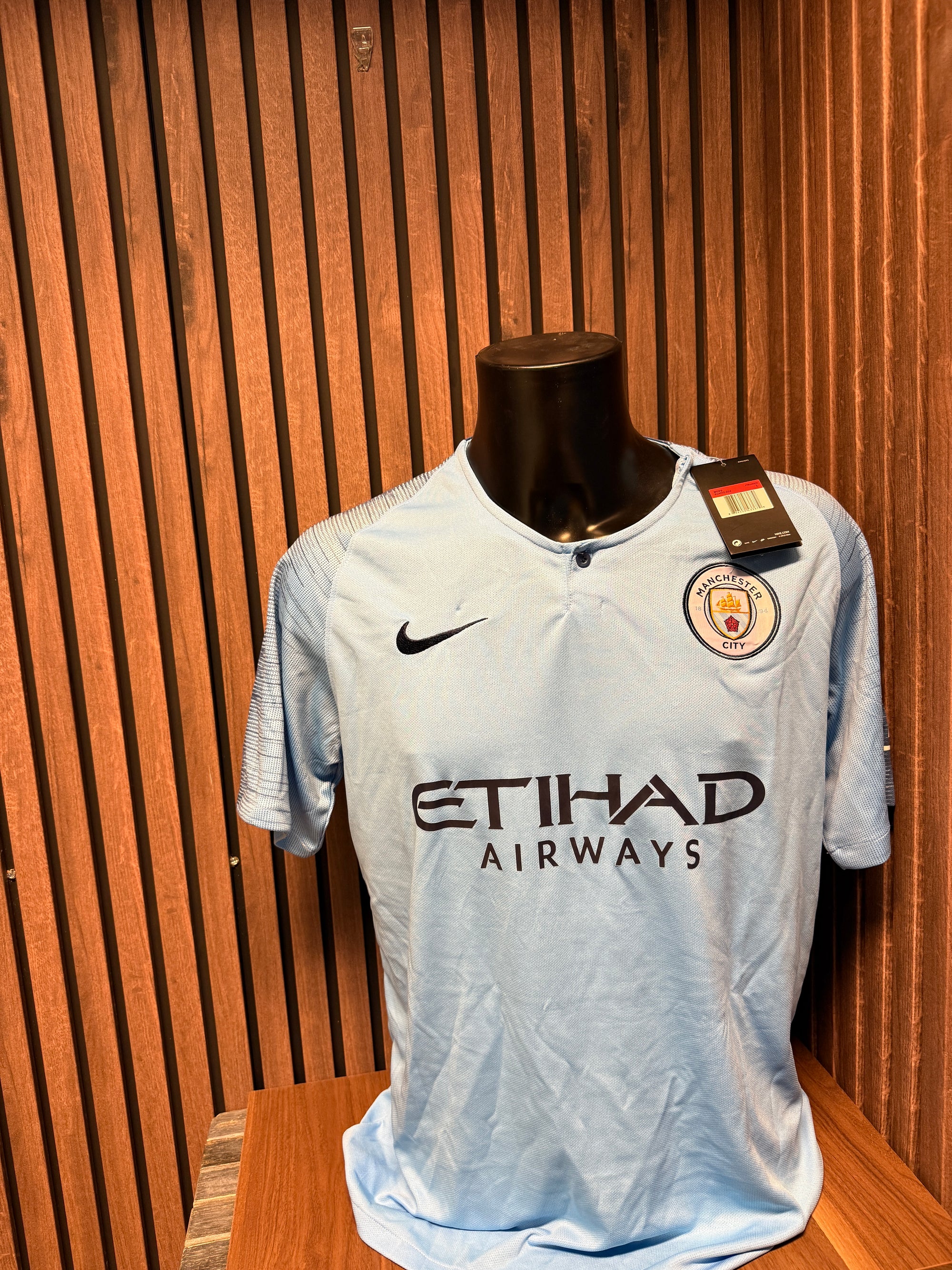 RIYAD MAHREZ - SIGNERT DRAKT MED EKTEHETSBEVIS/COA