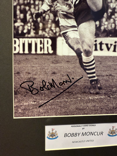 BOBBY MONCUR - SIGNERT BILDE MED EKTEHETSBEVIS/COA