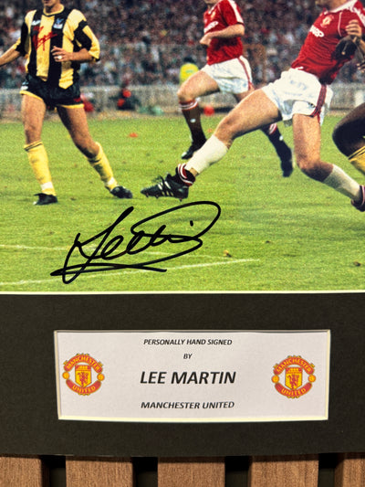 LEE MARTIN - SIGNERT BILDE MED EKTEHETSBEVIS/COA