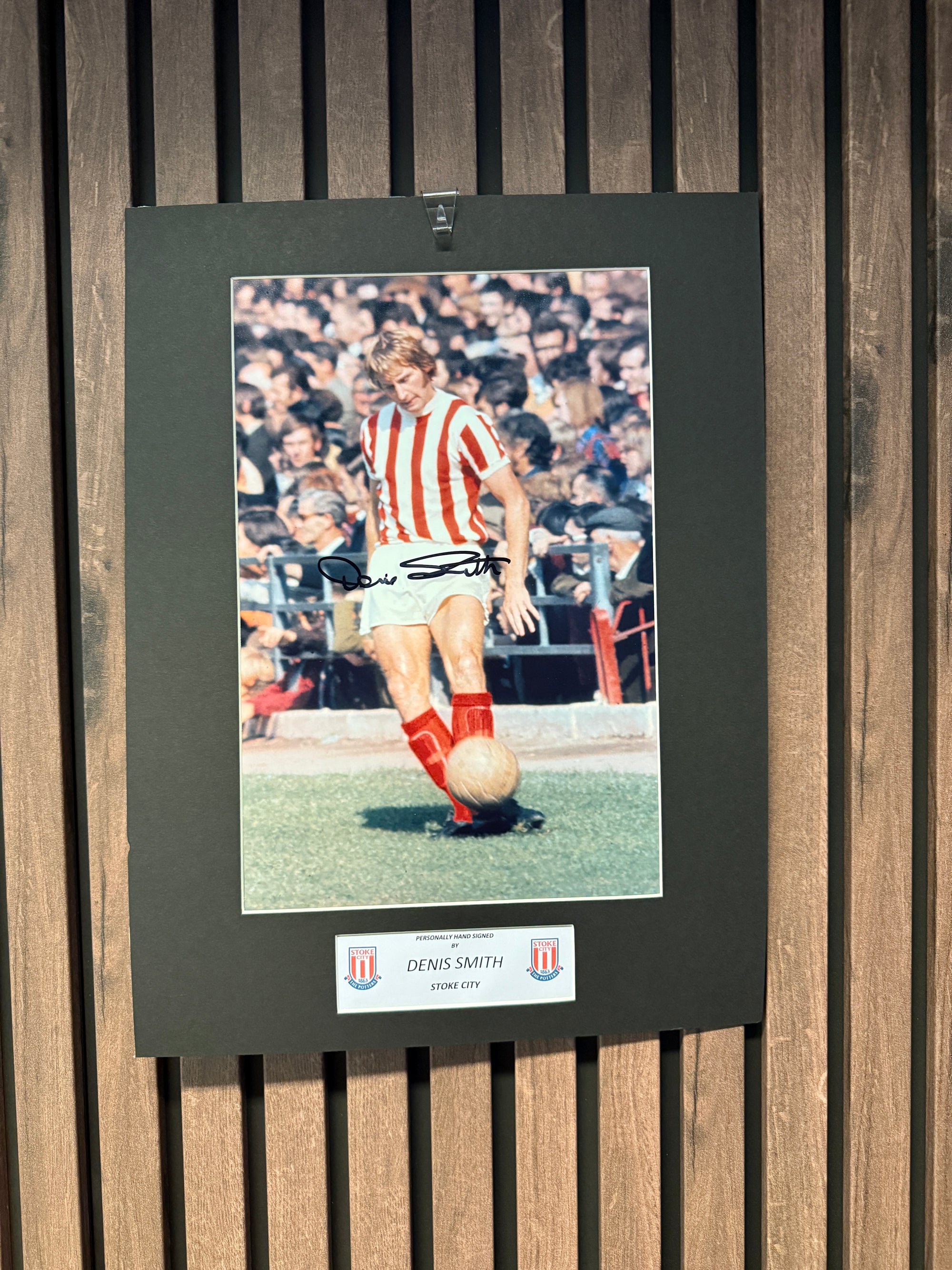 DENIS SMITH - SIGNERT BILDE MED EKTEHETSBEVIS/COA